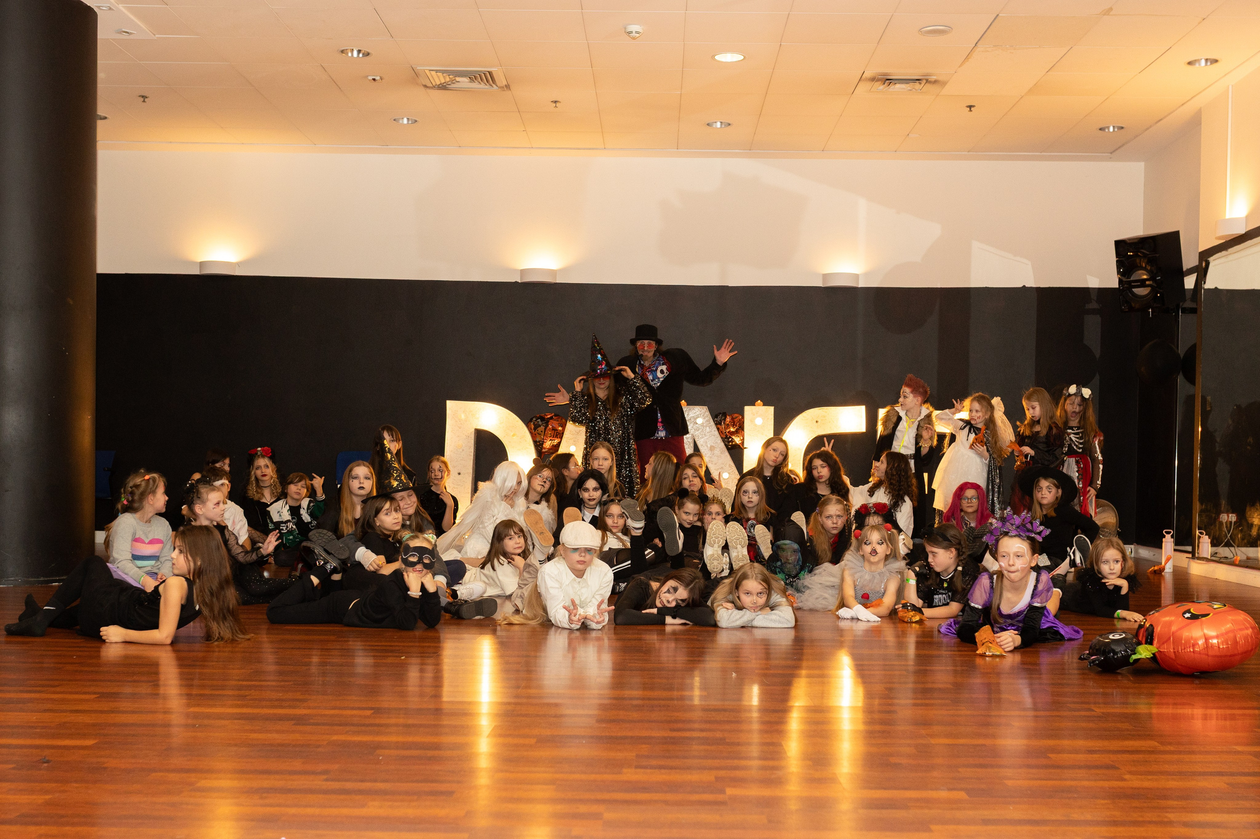 Leo dance studio Helloween 2025. Семейный и детский фотограф в Варшаве Мила Бобровская
