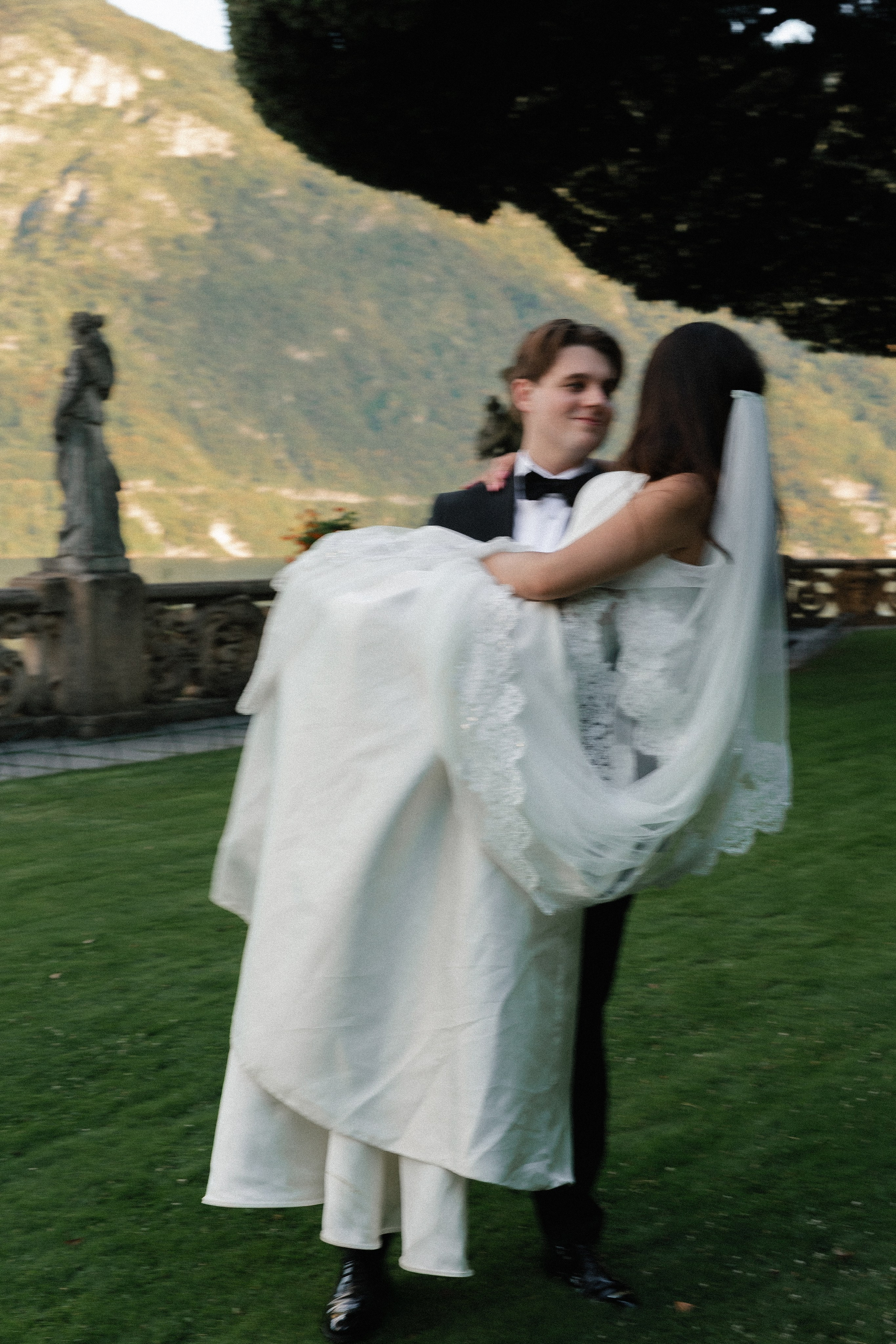 Lily & Zach, Villa del Balbianello. Photographer in Italy Anna Linnik