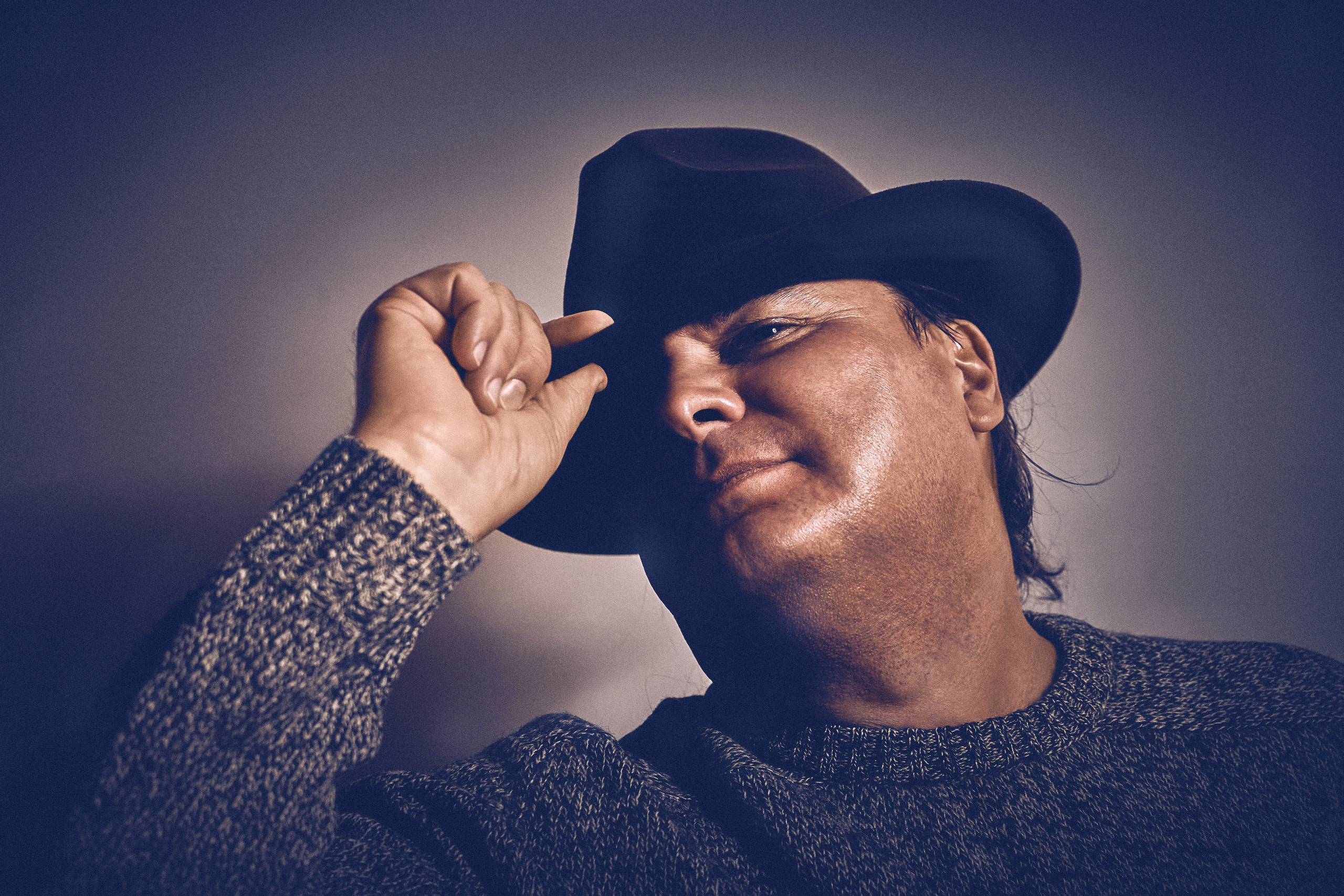 Profesjonalna sesja portretowa w studio fotograficznym - Fotograf Portretowy Andriej Szypiłow - Portret Starego Kumpla w Kolumbijskim Wydaniu - Co kapelusz robi z Człowiekiem?..