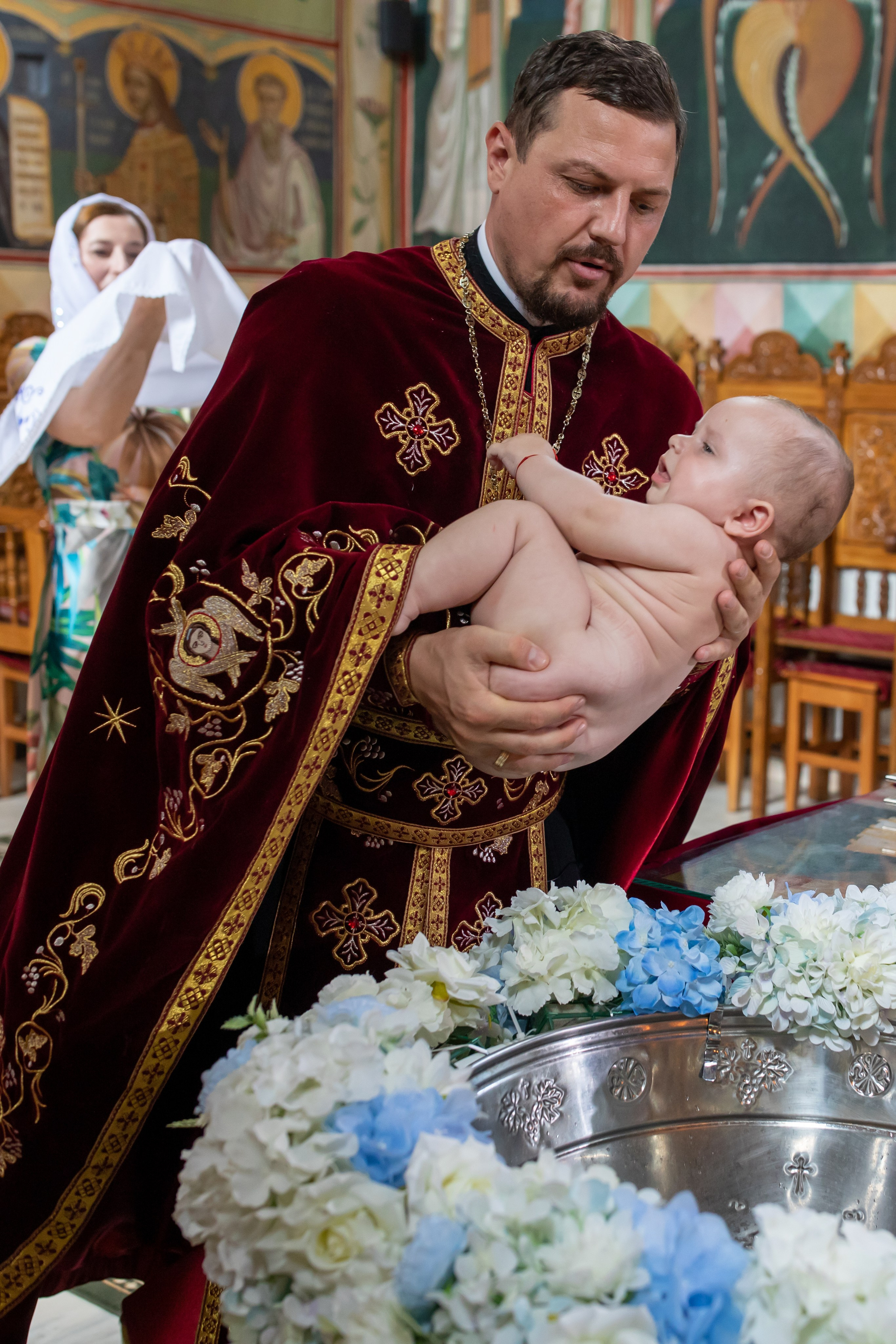 “Bebeluș botezat în biserică, ținut în brațe de nași”	•	“Detaliu cu lumânarea de botez decorată cu flori albe”	•	“Părinți emoționați alături de copilul lor la ceremonia de botez”	•	“Masa festivă de botez cu decor tematic și tort personalizat”	•	“Momentul în care preotul toarnă apă sfințită pe fruntea bebelușului”	“Bebeluș în rochie albă de botez, zâmbind în brațele mamei”	•	“Detaliu cu cruciulița de botez așezată pe o pernă de satin”	•	“Părinți și nași aprinzând lumânările în timpul ceremoniei de botez”	•	“Tort de botez decorat cu figurine tematice și numele copilului”	•	“Copil botezat dormind liniștit în pătuțul decorat festiv”	•	“Momentul în care preotul binecuvântează copilul în fața altarului”	•	“Invitați adunându-se în jurul mesei festive la petrecerea de botez”	•	“Bebeluș ținând în mână o jucărie personalizată primită la botez”	•	“Familie fericită pozând împreună după ceremonia de botez”	•	“Decor tematic cu baloane și flori la locația petrecerii de botez” fotograf Botoșani fotograf evenimente fotograf botez Alin Chirila fotograf alinofotostudio,- Preotul ținându-l pe micuțul Mathias Gabriel la botez, în biserica Înălțarea Domnului, Copălău  - Detalii de la botezul lui Mathias – lumânare, trusou și icoană  - Familia lui Mathias Gabriel alături de micuț, în ziua botezului  - Portret emoționant cu mama și bebelușul în brațe, în biserică,fotograf profesionist evenimente Botoșani, Iași, Suceava, Fălticeni, Bacău, Pașcani, Roman - AlinoFotoStudio by Alin Chirilă - servicii foto nuntă, botez, cununie, ședințe foto creative, albume personalizate, fotografii emoționante și calitative pentru cele mai importante momente din viață,fotograf nuntă Botoșani Alin Chirilă,  ședință foto botez Iași - AlinoFotoStudio,  servicii fotograf profesionist evenimente Suceava,  fotograf cununie civilă Fălticeni - Alin Chirilă,  album foto nuntă personalizat Bacău.“Bebeluș botezat în biserică, ținut în brațe de nași”	•	“Detaliu cu lumânarea de botez decorată cu flori albe”	•	“Părinți emoționați alături de copilul lor la ceremonia de botez”	•	“Masa festivă de botez cu decor tematic și tort personalizat”	•	“Momentul în care preotul toarnă apă sfințită pe fruntea bebelușului”	“Bebeluș în rochie albă de botez, zâmbind în brațele mamei”	•	“Detaliu cu cruciulița de botez așezată pe o pernă de satin”	•	“Părinți și nași aprinzând lumânările în timpul ceremoniei de botez”	•	“Tort de botez decorat cu figurine tematice și numele copilului”	•	“Copil botezat dormind liniștit în pătuțul decorat festiv”	•	“Momentul în care preotul binecuvântează copilul în fața altarului”	•	“Invitați adunându-se în jurul mesei festive la petrecerea de botez”	•	“Bebeluș ținând în mână o jucărie personalizată primită la botez”	•	“Familie fericită pozând împreună după ceremonia de botez”	•	“Decor tematic cu baloane și flori la locația petrecerii de botez” fotograf Botoșani fotograf evenimente fotograf botez Alin Chirila fotograf alinofotostudio.fotograf botez Amelis Maria, fotografie botez Botoșani, fotograf Alin Chirilă, amintiri botez, fotografii botez, botez Amelis Maria, fotograf copii, fotografie botez în Botoșani,