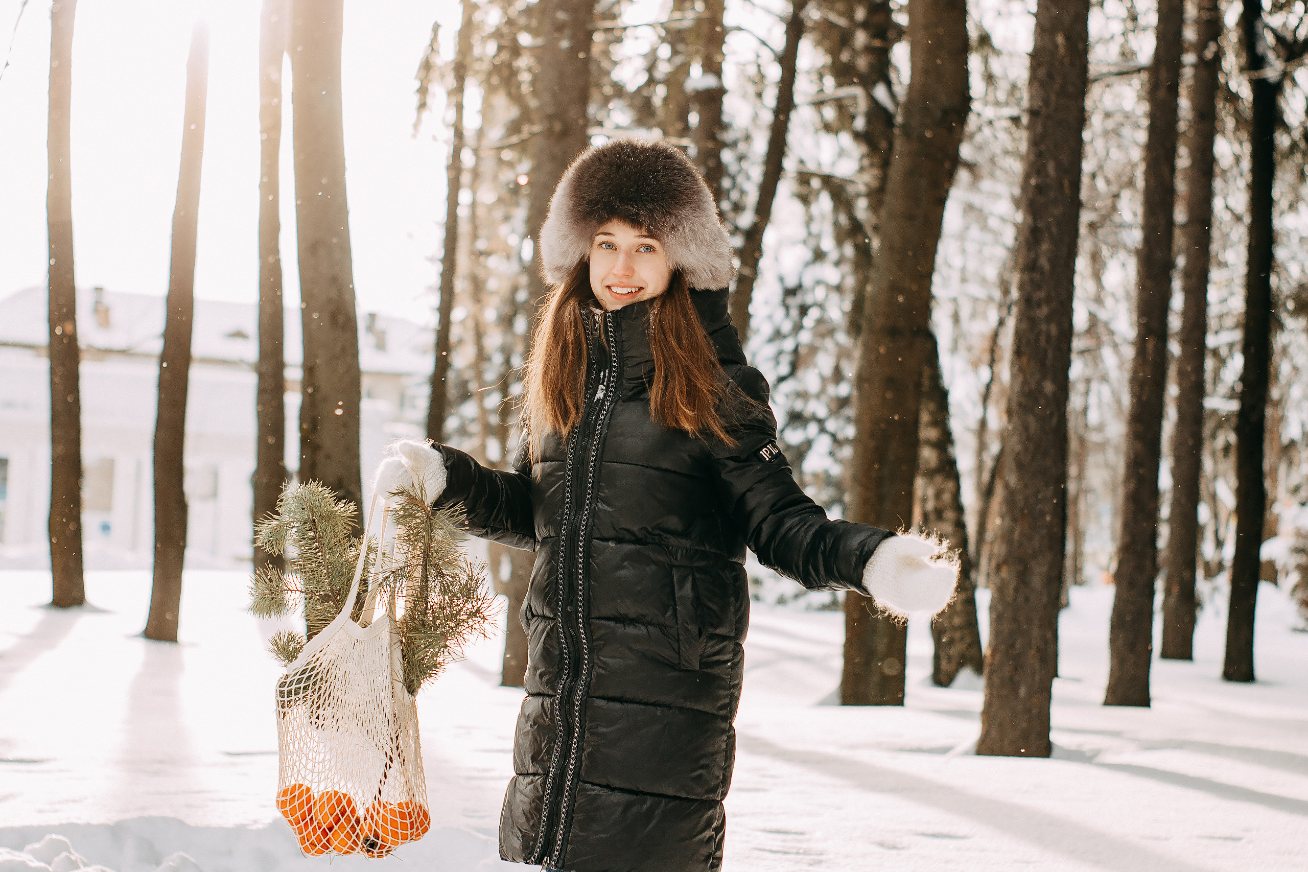 Alena with tangerines and Christmas tree. Wedding and portrait photographer in Beograd Ekaterina Makedonskaya