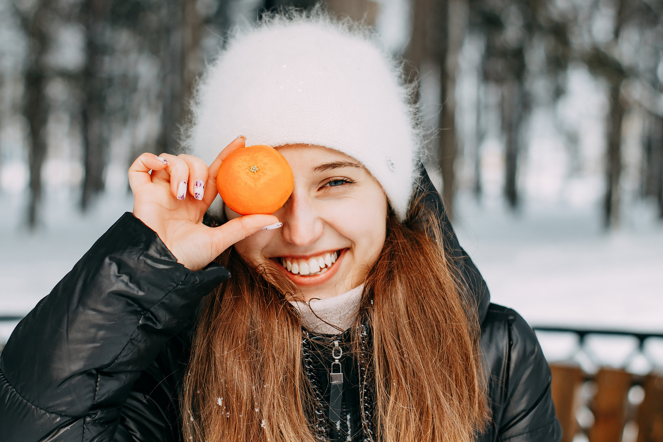 Alena with tangerines and Christmas tree. Wedding and portrait photographer in Beograd Ekaterina Makedonskaya