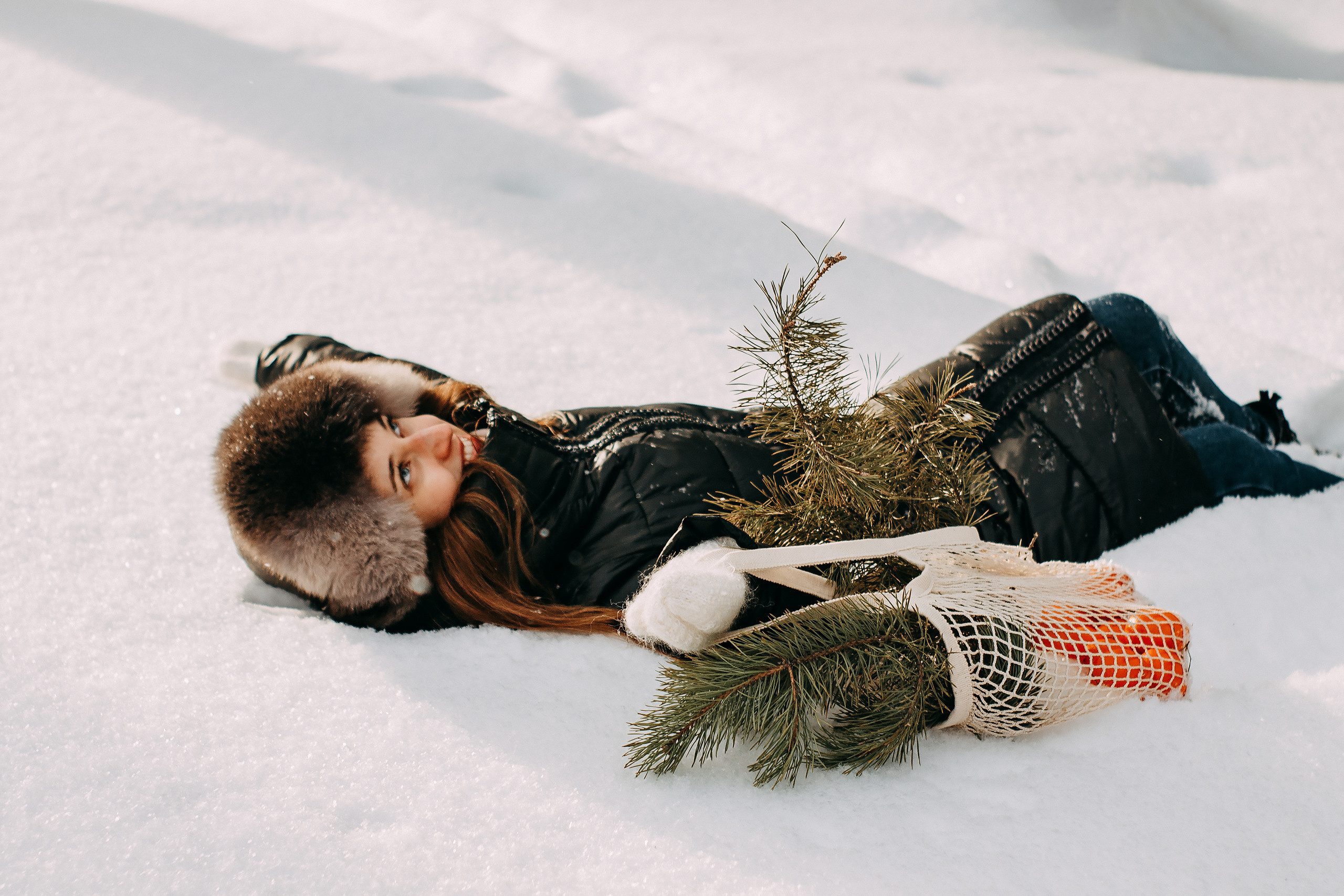 Alena with tangerines and Christmas tree. Wedding and portrait photographer in Beograd Ekaterina Makedonskaya