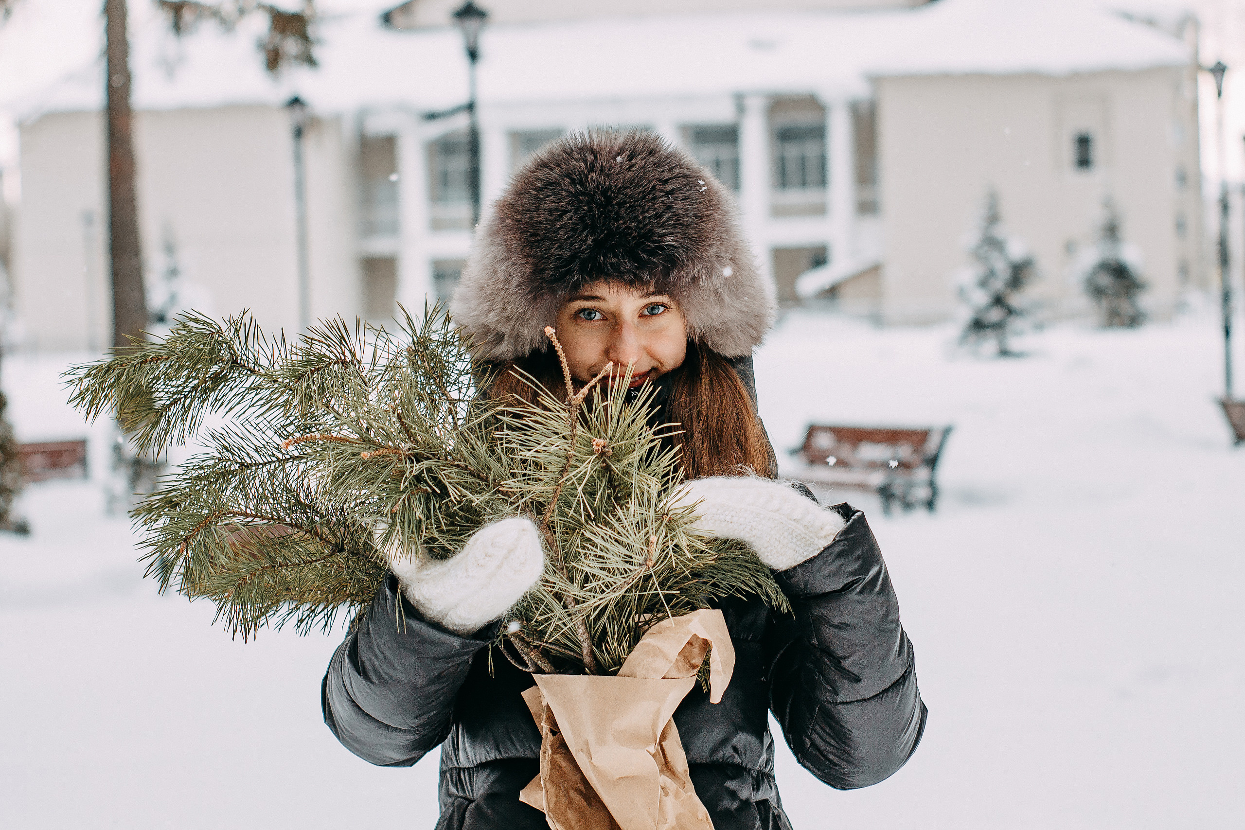 Alena with tangerines and Christmas tree. Wedding and portrait photographer in Beograd Ekaterina Makedonskaya
