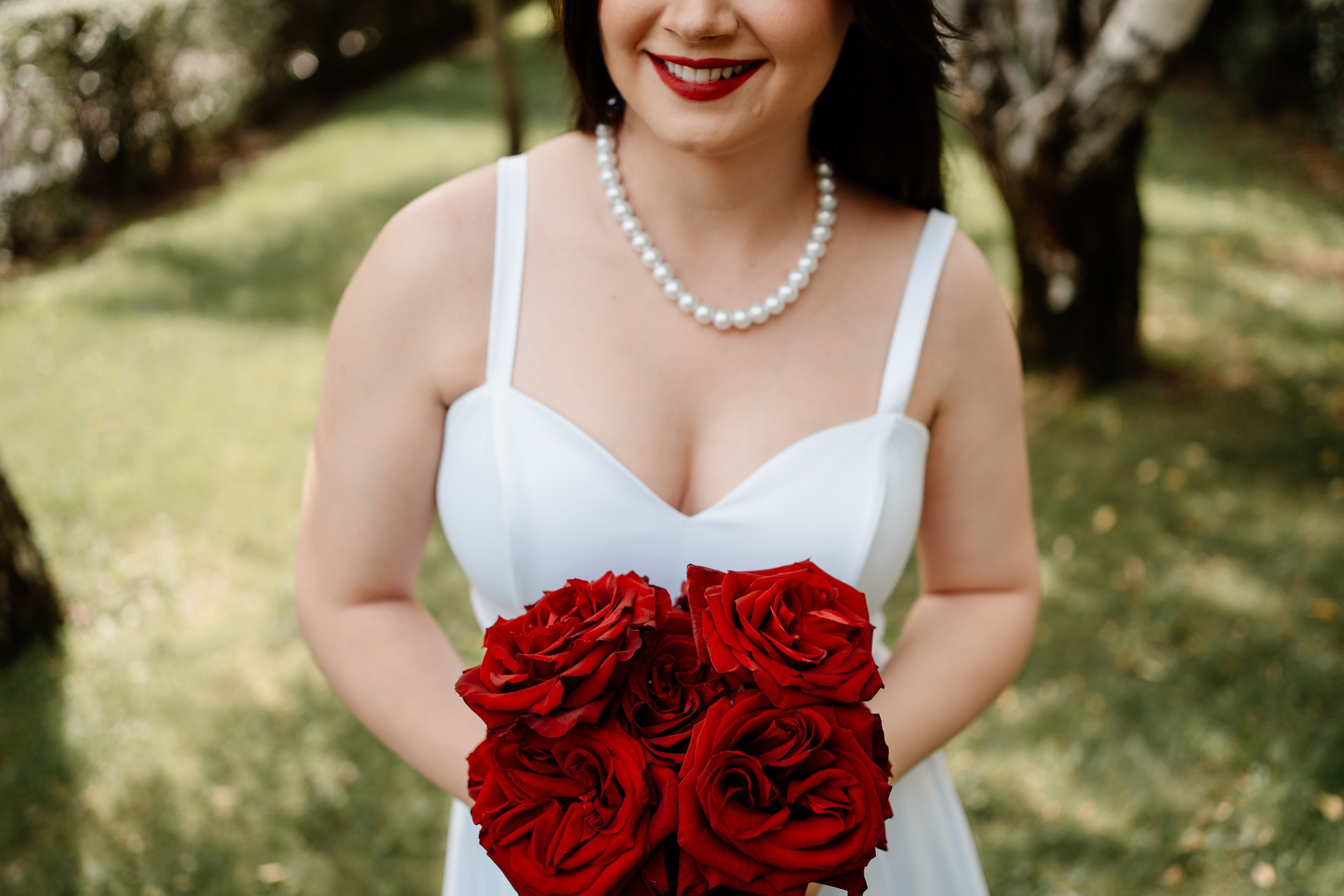 Miri fericiți în fața oficiului stării civile din Ilfov, celebrând începutul unei noi vieți împreună. Fotografie de cununie civilă, capturând naturalețea și bucuria momentului special.