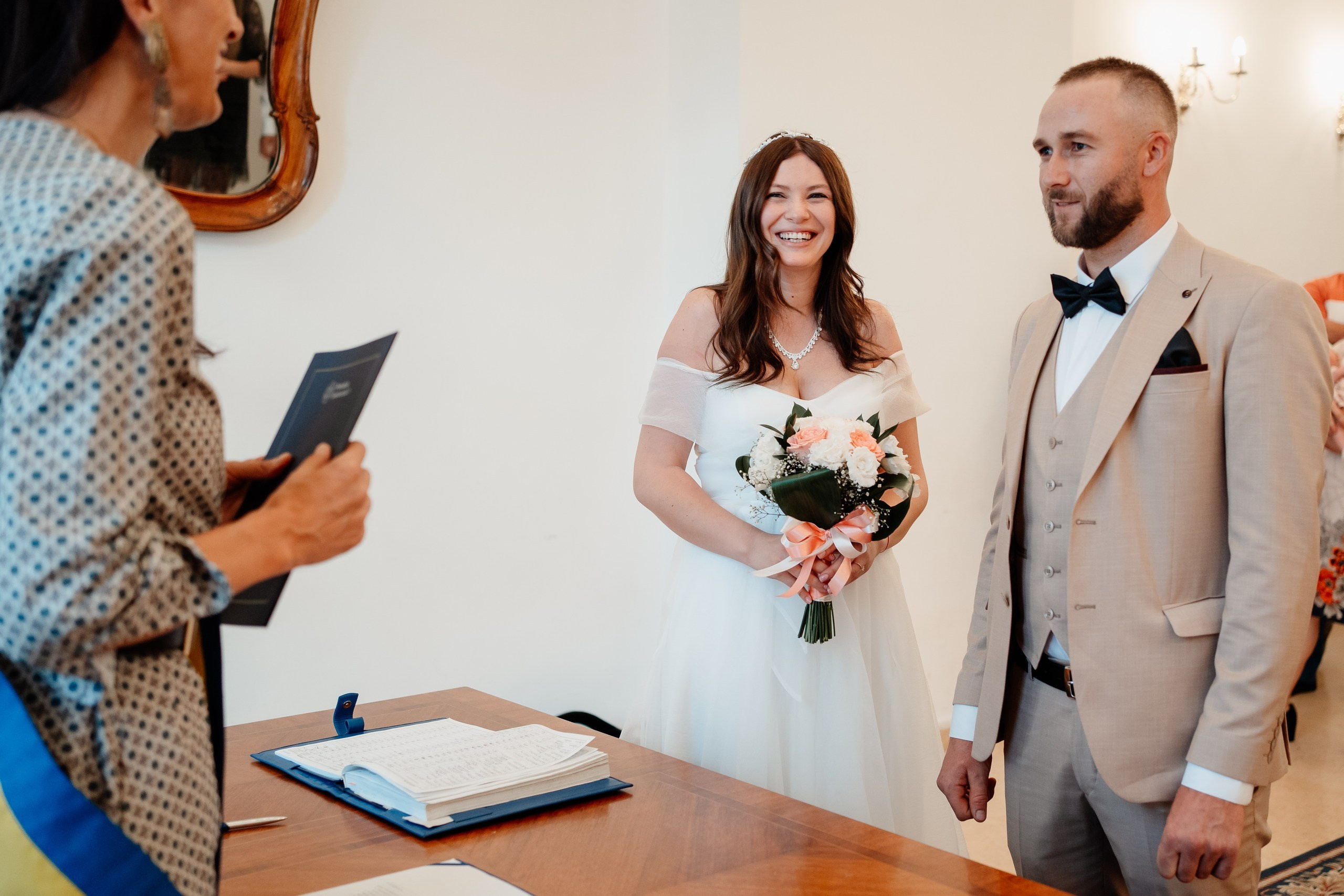 Miri fericiți în fața oficiului stării civile din Bucuresti, Sector 1, celebrând începutul unei noi vieți împreună. Fotografie de cununie civilă, capturând naturalețea și bucuria momentului special.