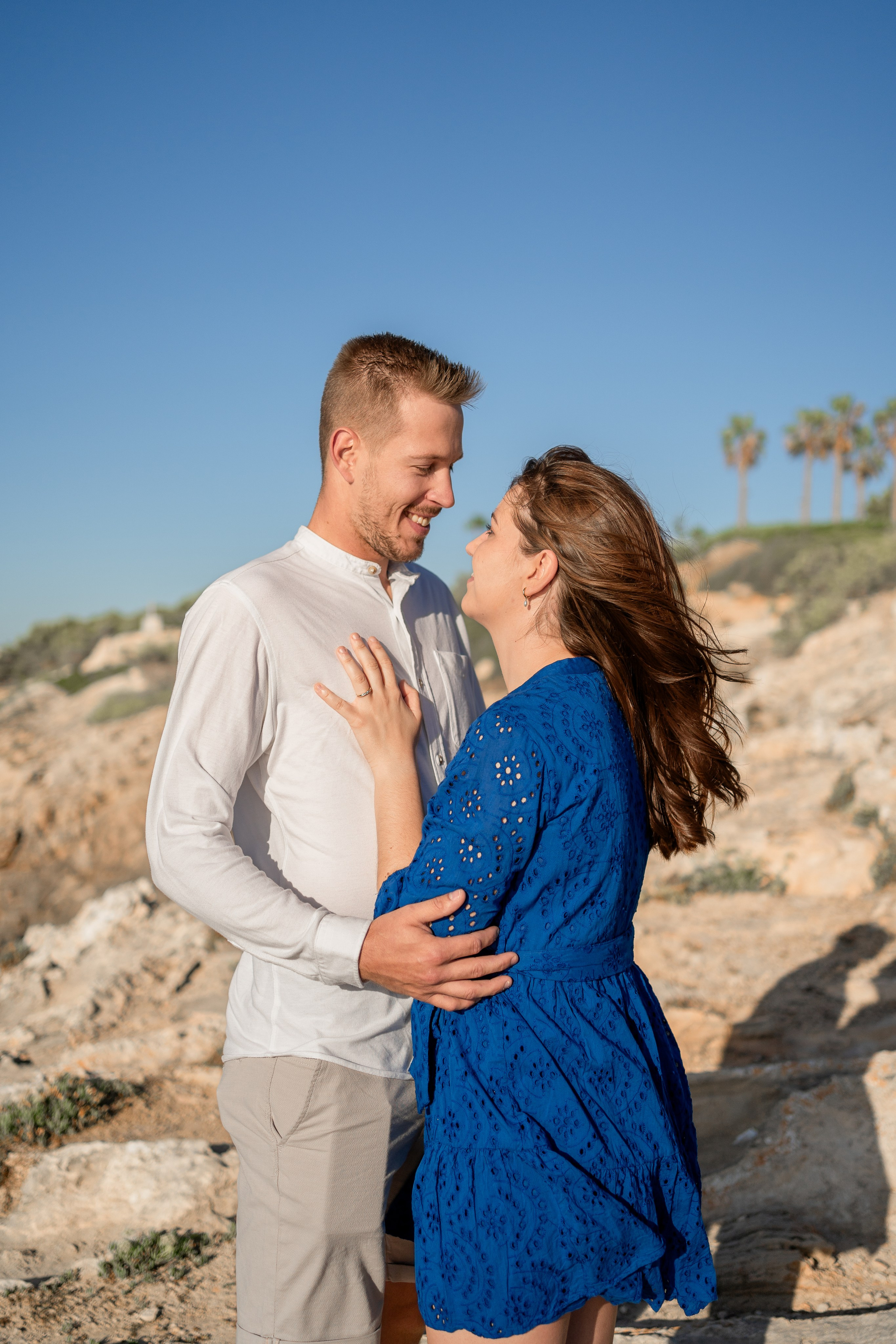 Romantischer Heiratsantrag auf Mallorca – Überraschung am Meer. Deine Fotografin auf Mallorca für Familien und Business