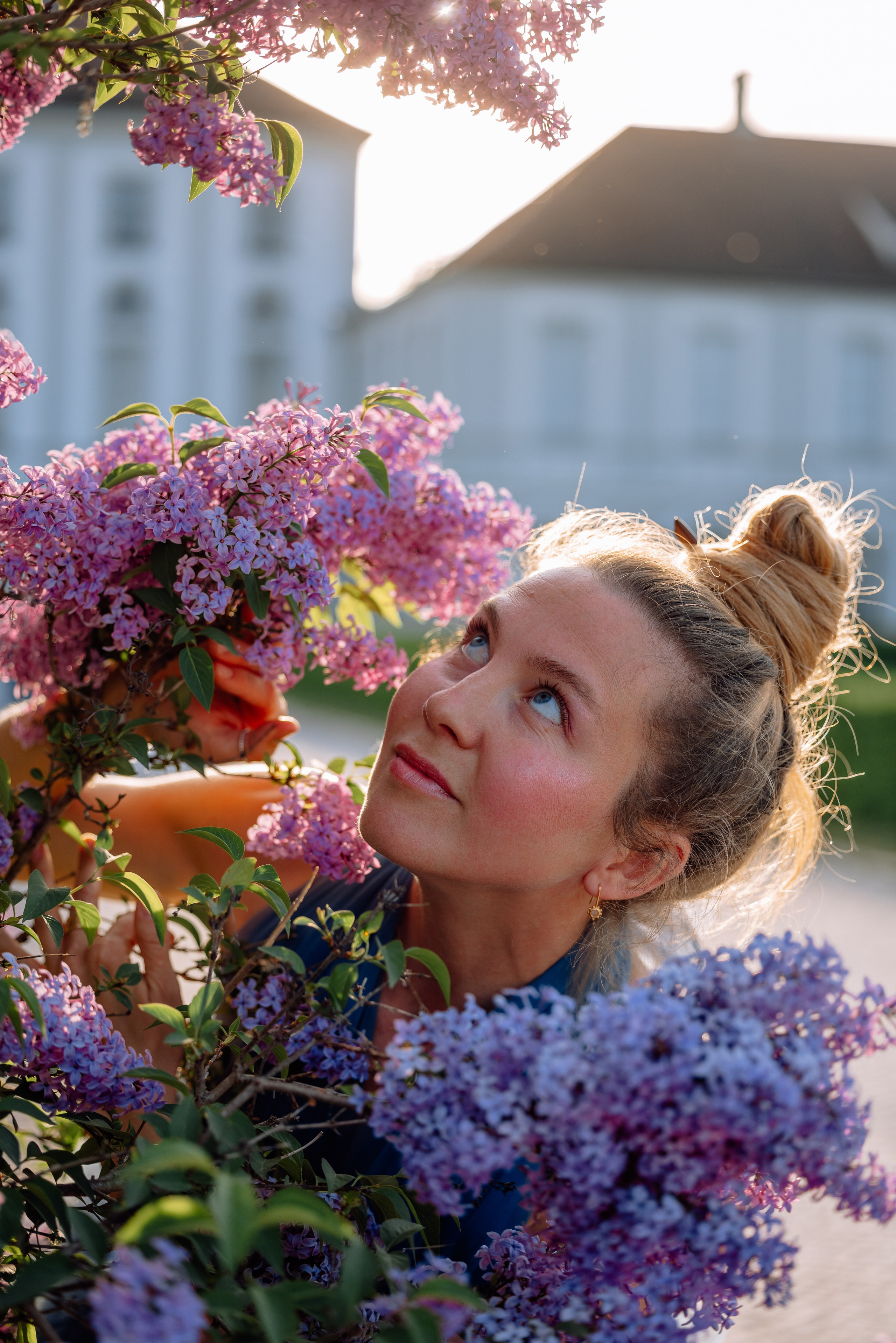 Wenn der Flieder beim Schloss Nymphenburg blüht. Hochzeitsfotograf München Taufe Familienfotograf Tanja Mauke