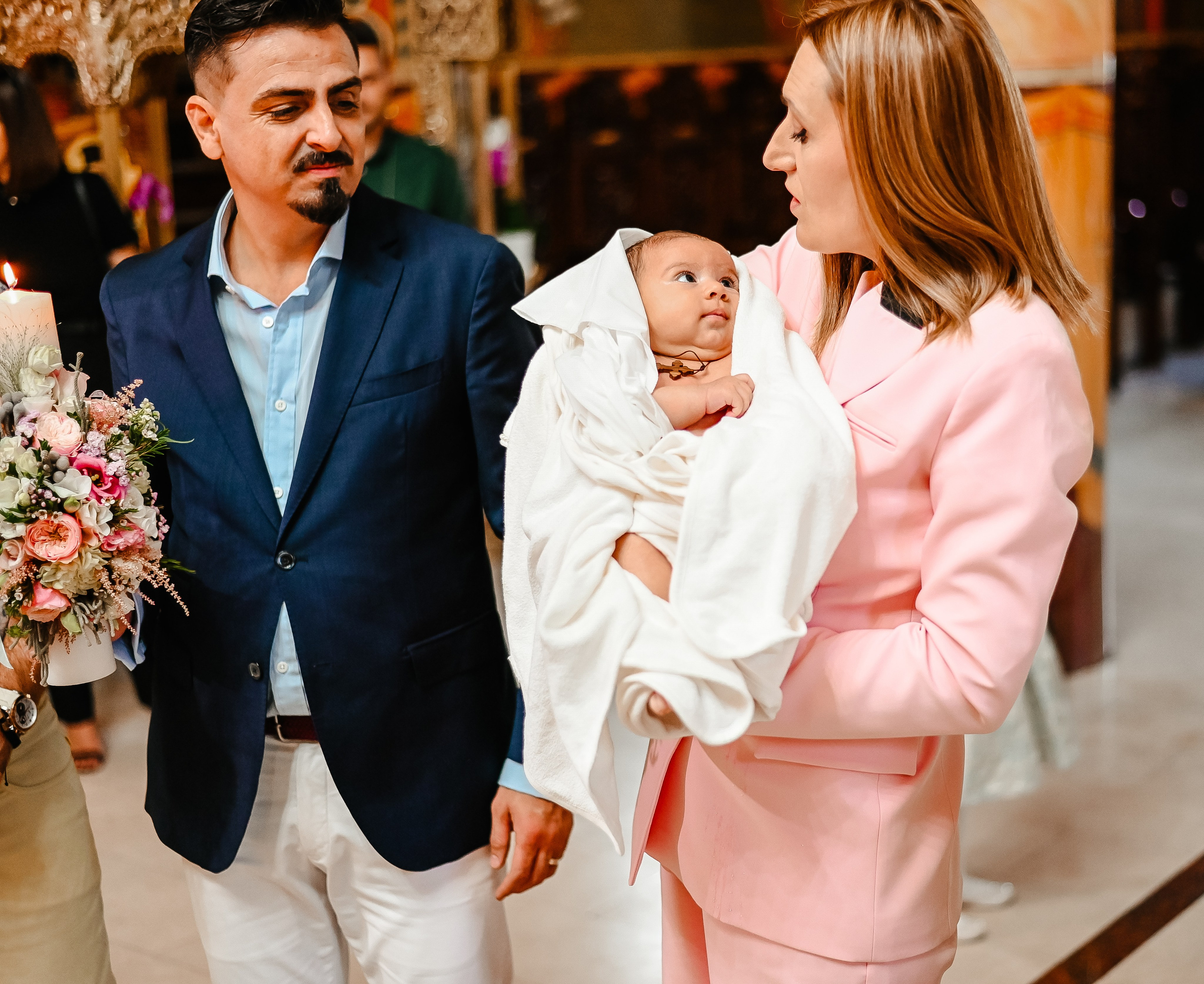 Nașii țin copilul în brațe la Slijba Botezului – Ana Maria Drăgan fotografie botez