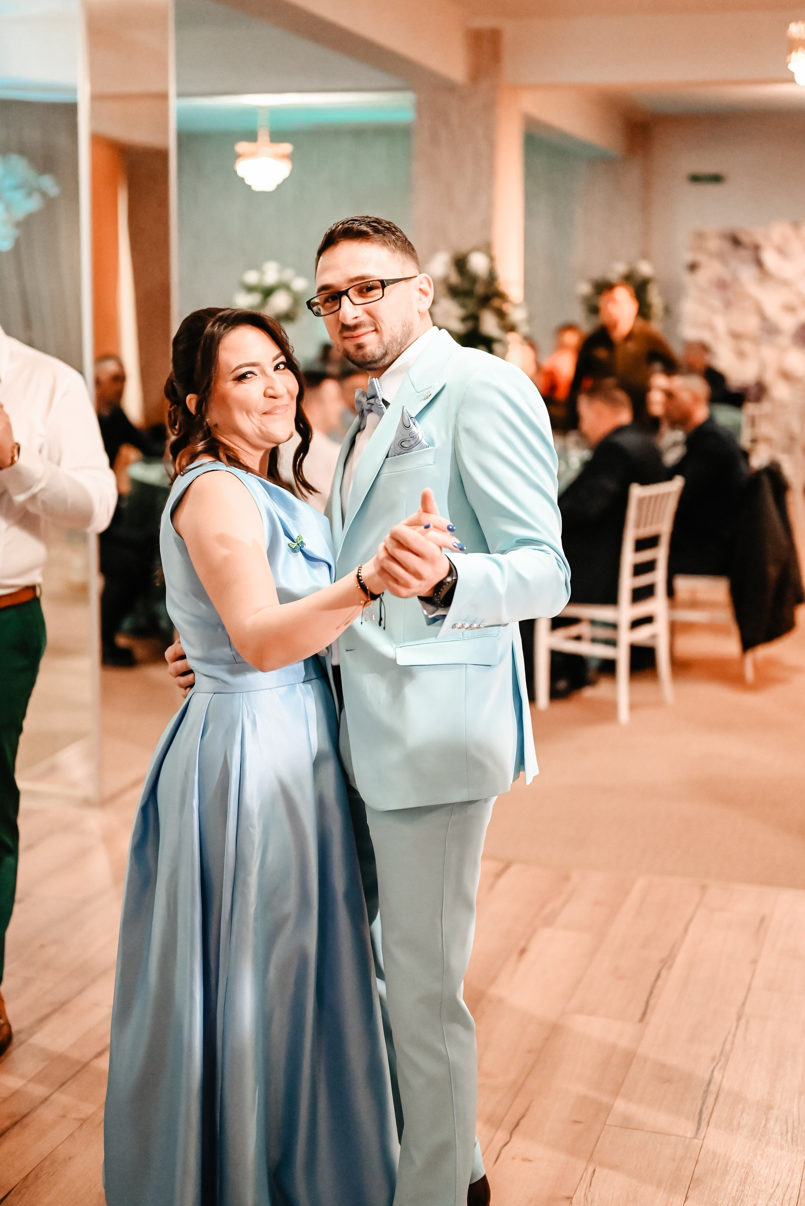 Parintii dansand la petrecerea de botez - bucurie in familie fotograf botez Ana Maria Dragan