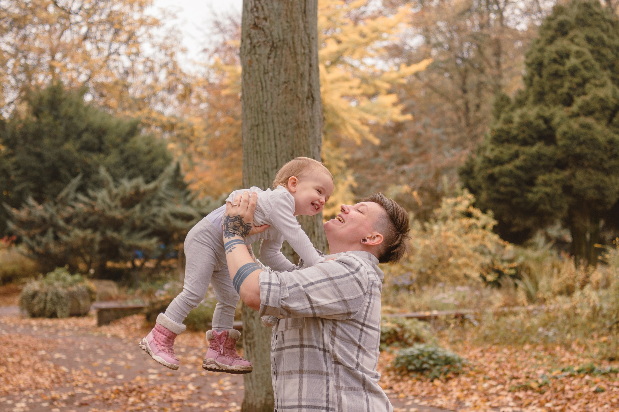 Hayley & Katja. Maternity Newborn and Family photographer Hamburg Claire Hambley