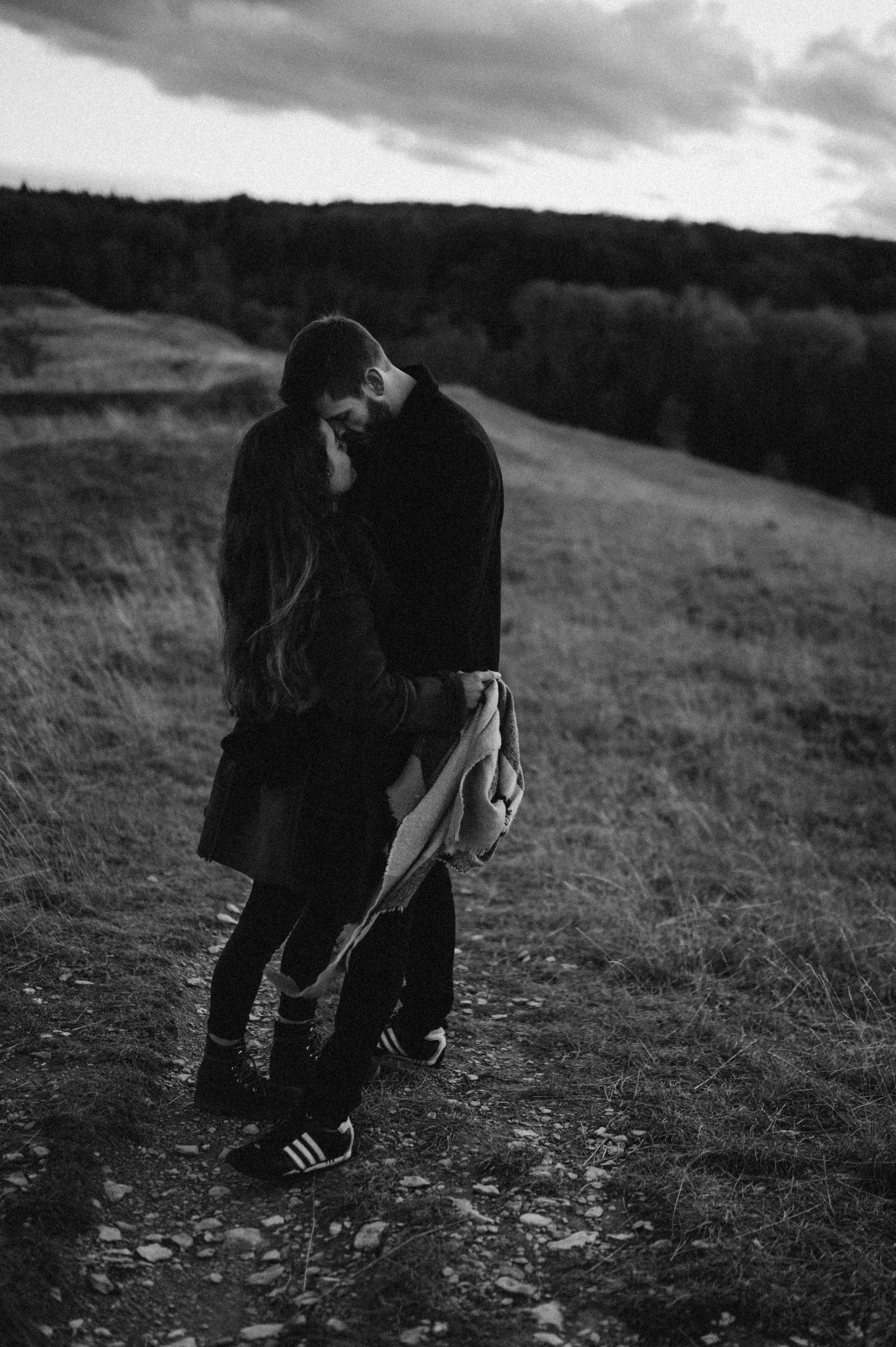 Wenn der Wind flüstert | Paarshooting am Gelben Berg. Фотограф в Нюрнберге Ирина Менерт из Ансбаха