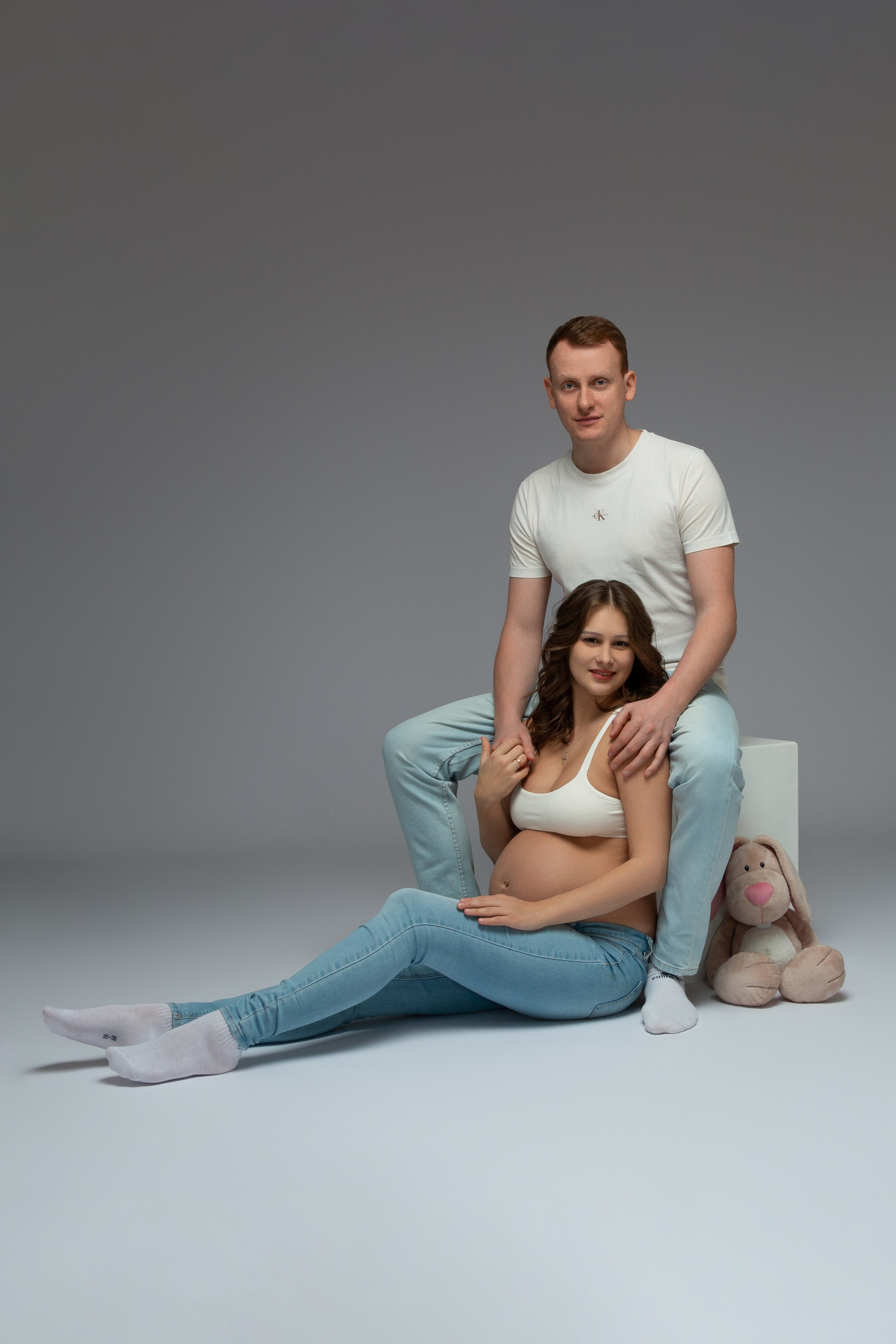 Partner hält Natalia sanft – Moment voller Zärtlichkeit