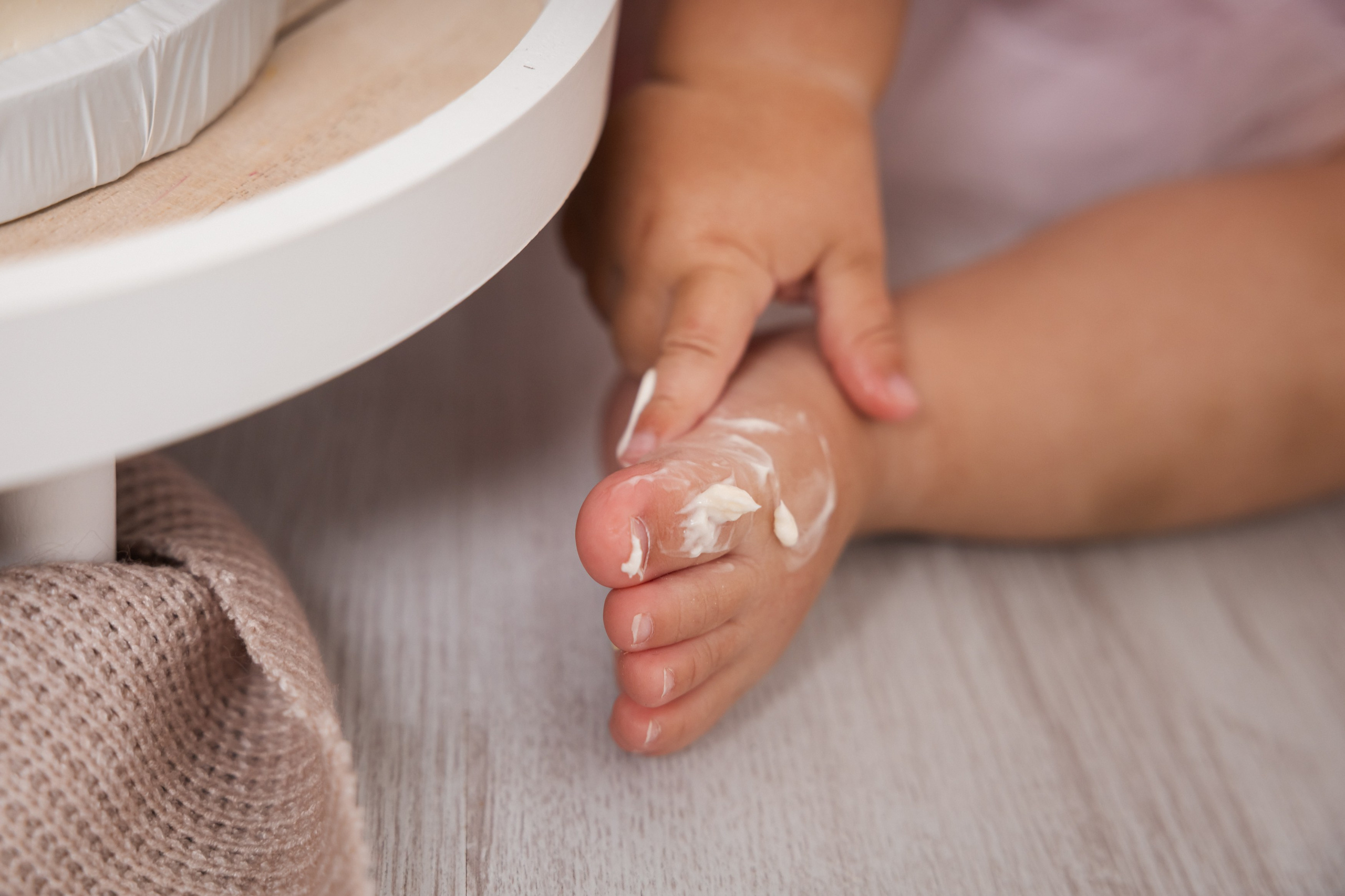 Smash cake focení — první narozeniny plné radosti. Lifestyle a rodinná fotografka v Pisku Oxana Telupilova