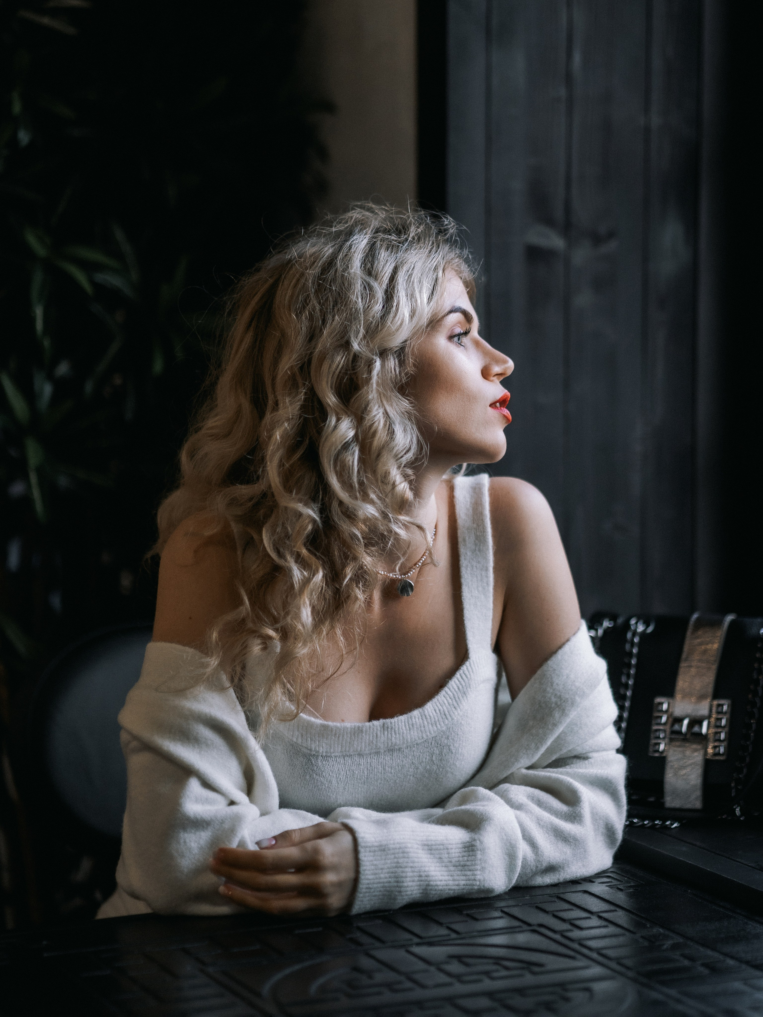 Sesión individual en estudio, mirada lateral