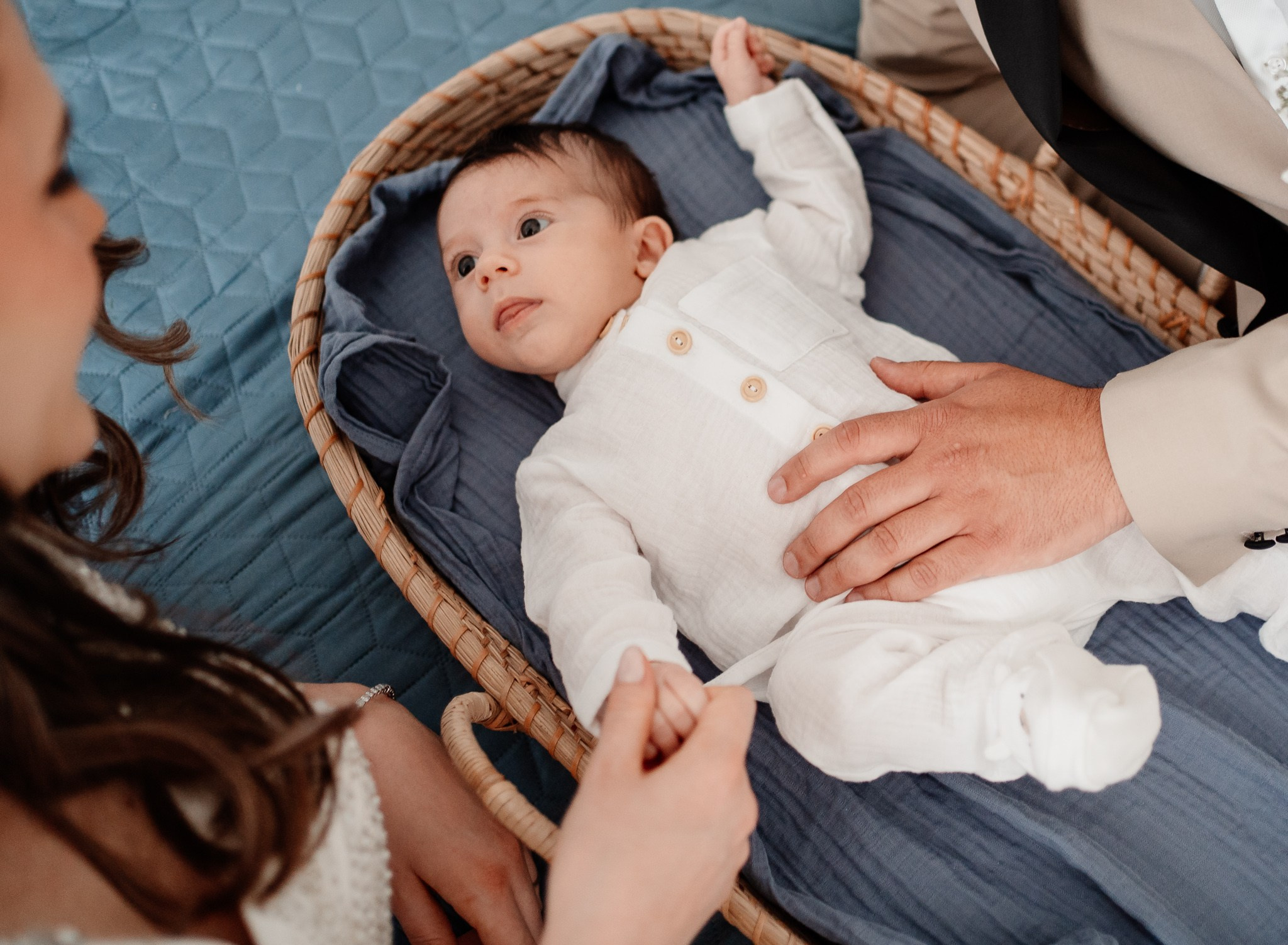 Moment emoționant între miri în ziua nunții, surprins într-un cadru natural și romantic, la Grădina Lahovari. Fotografie de nuntă profesională, editată artistic pentru a evidenția emoția și eleganța evenimentului.
