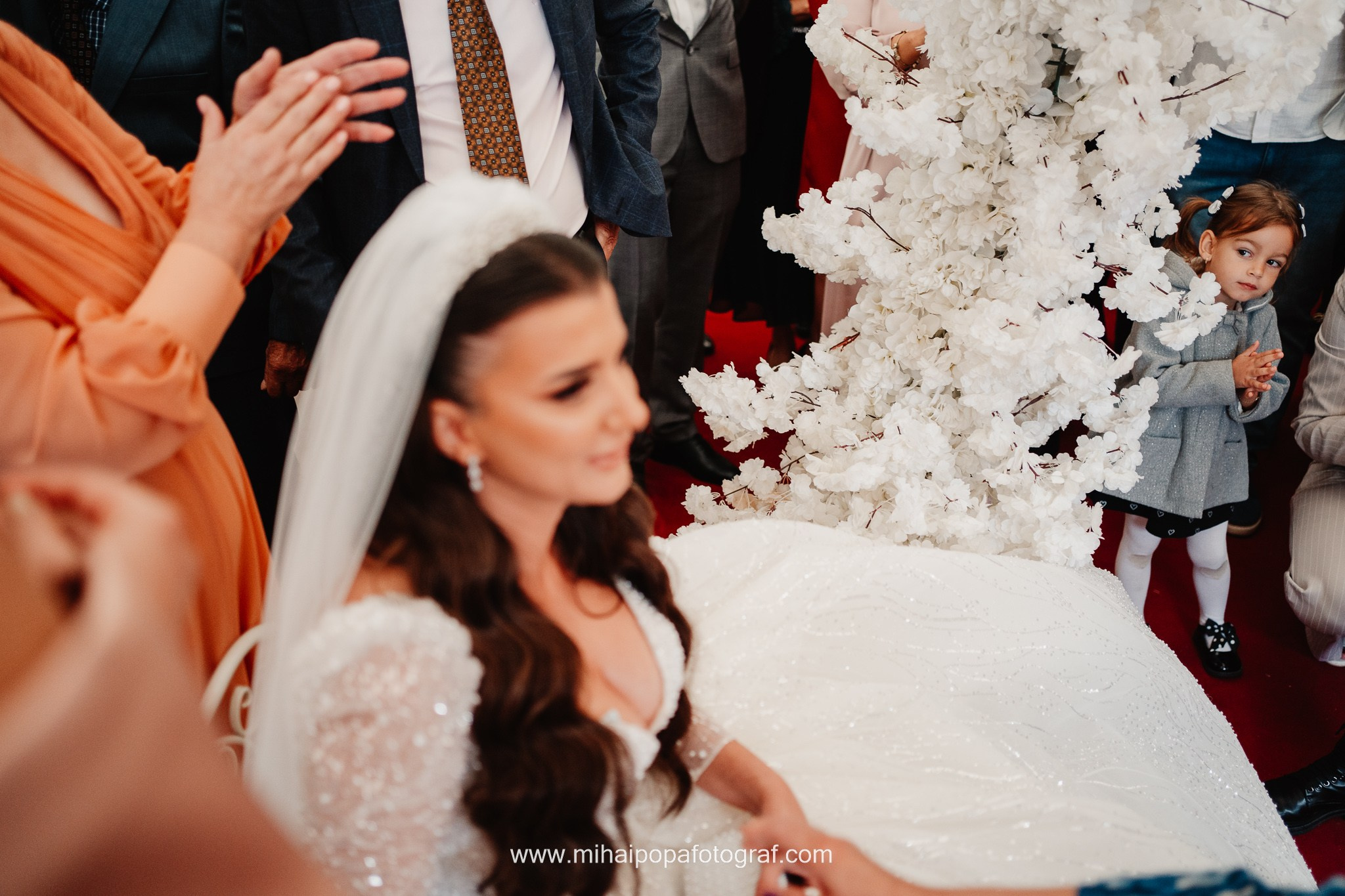 Moment emoționant între miri în ziua nunții, surprins într-un cadru natural și romantic, la Bolintin-Vale. Fotografie de nuntă profesională, editată artistic pentru a evidenția emoția și eleganța evenimentului.