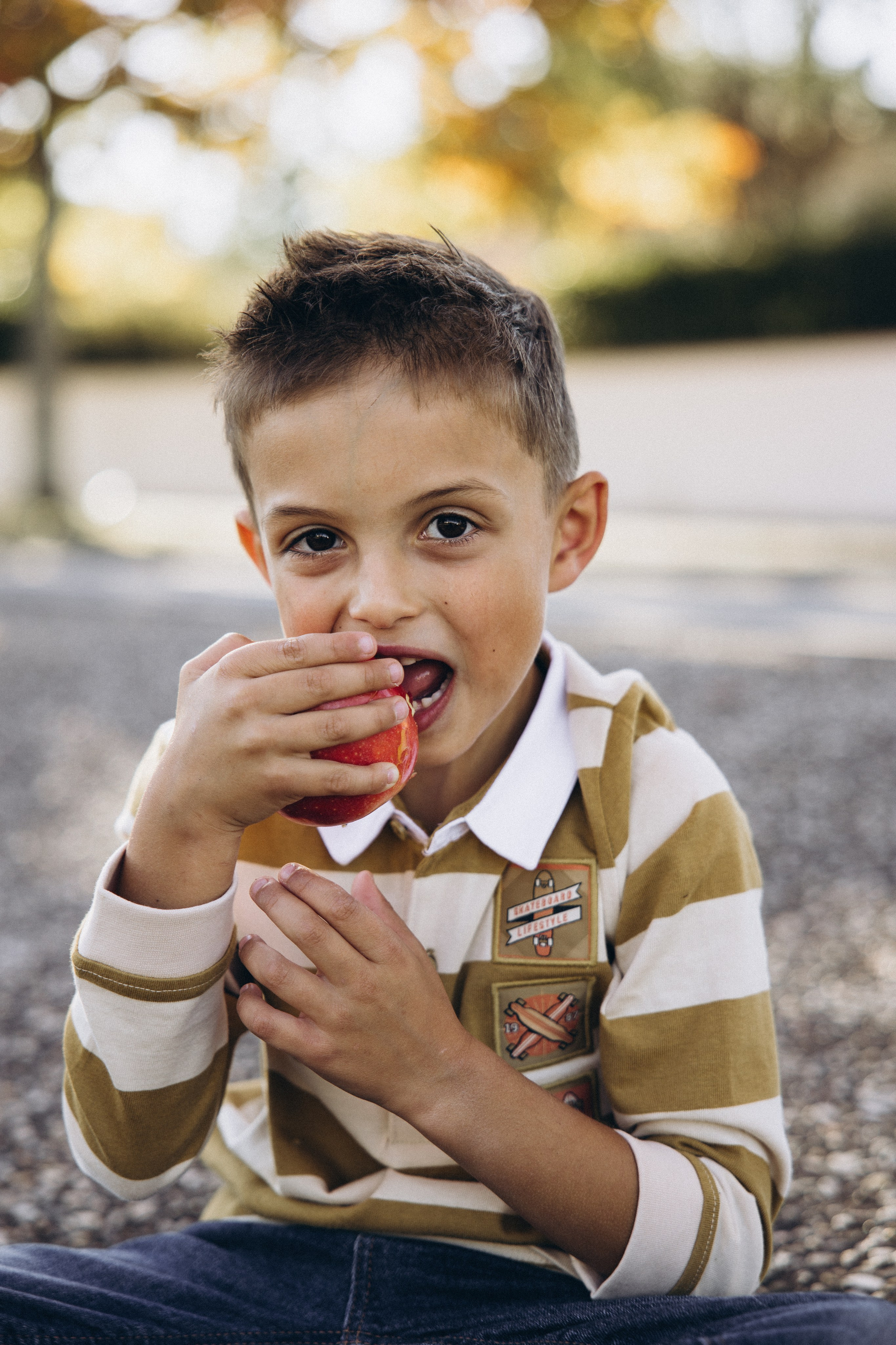 Autumn mother-son family photoshoot in Toulouse. Eugenie Smirnova — wedding, corporate and lifestyle photographer in Toulouse and Southwest France