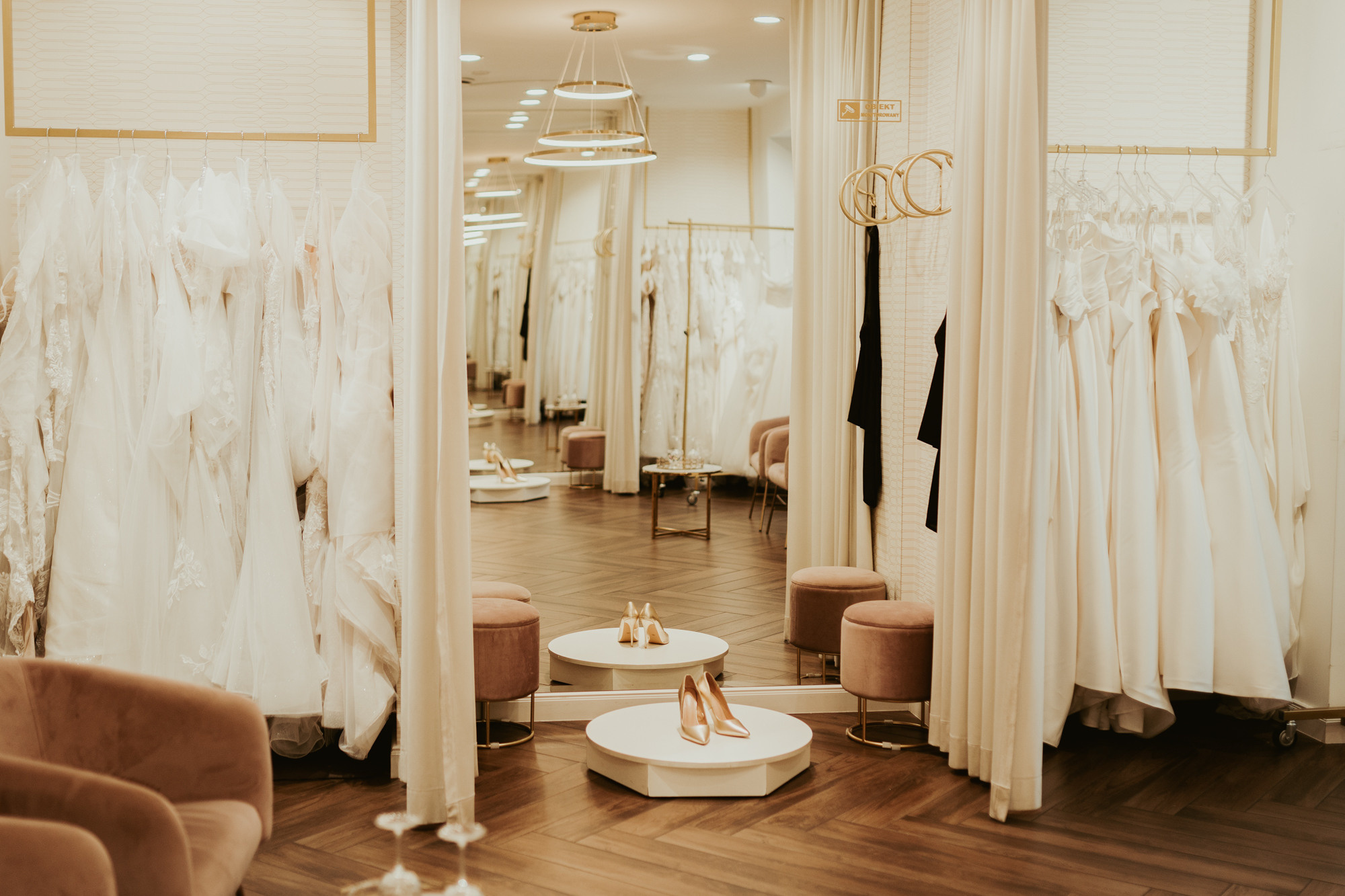 SALON SUKIEN ŚLUBNYCH ANNA. Karkowskafoto - fotografia miłości