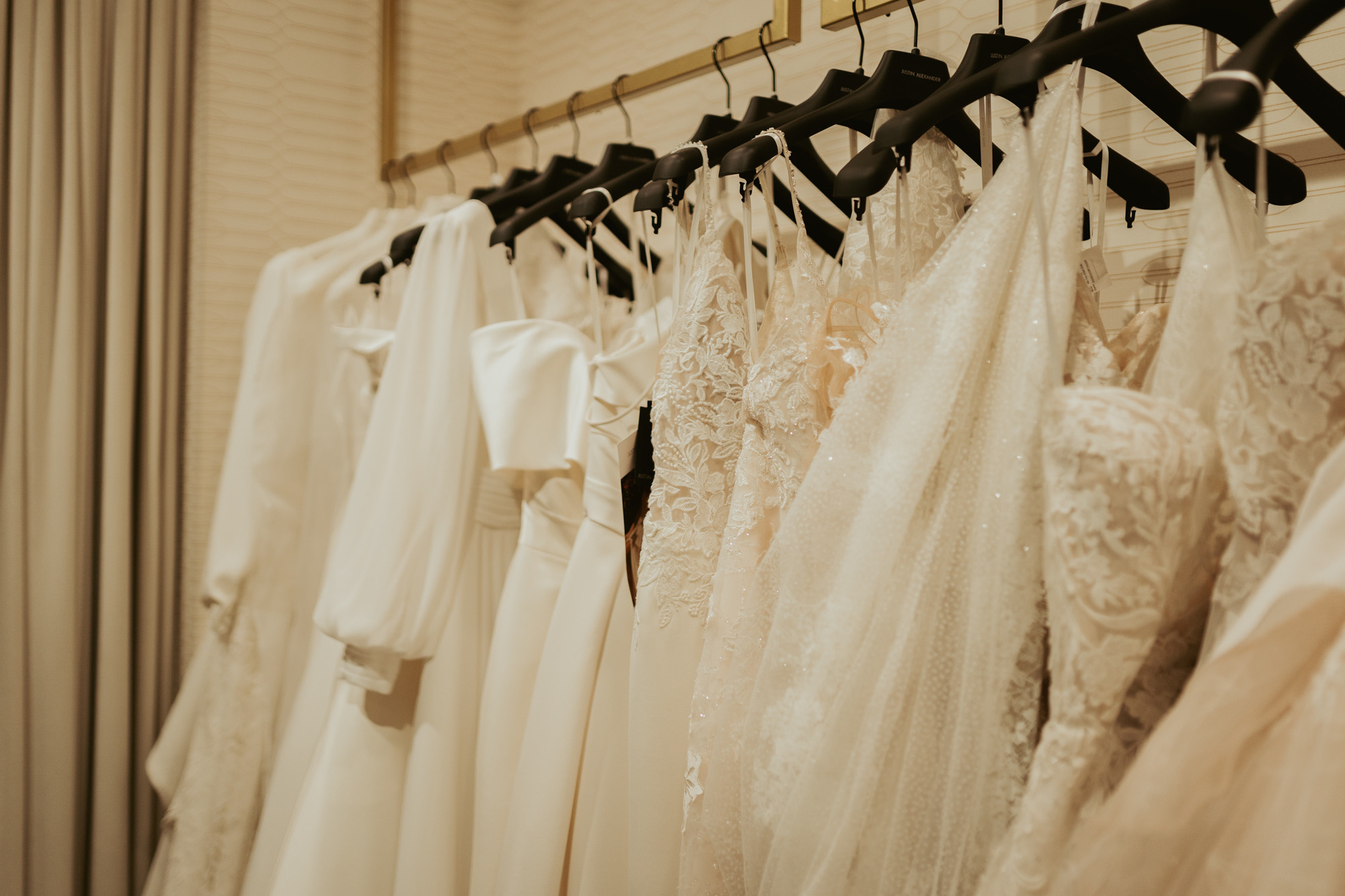 SALON SUKIEN ŚLUBNYCH ANNA. Karkowskafoto - fotografia miłości