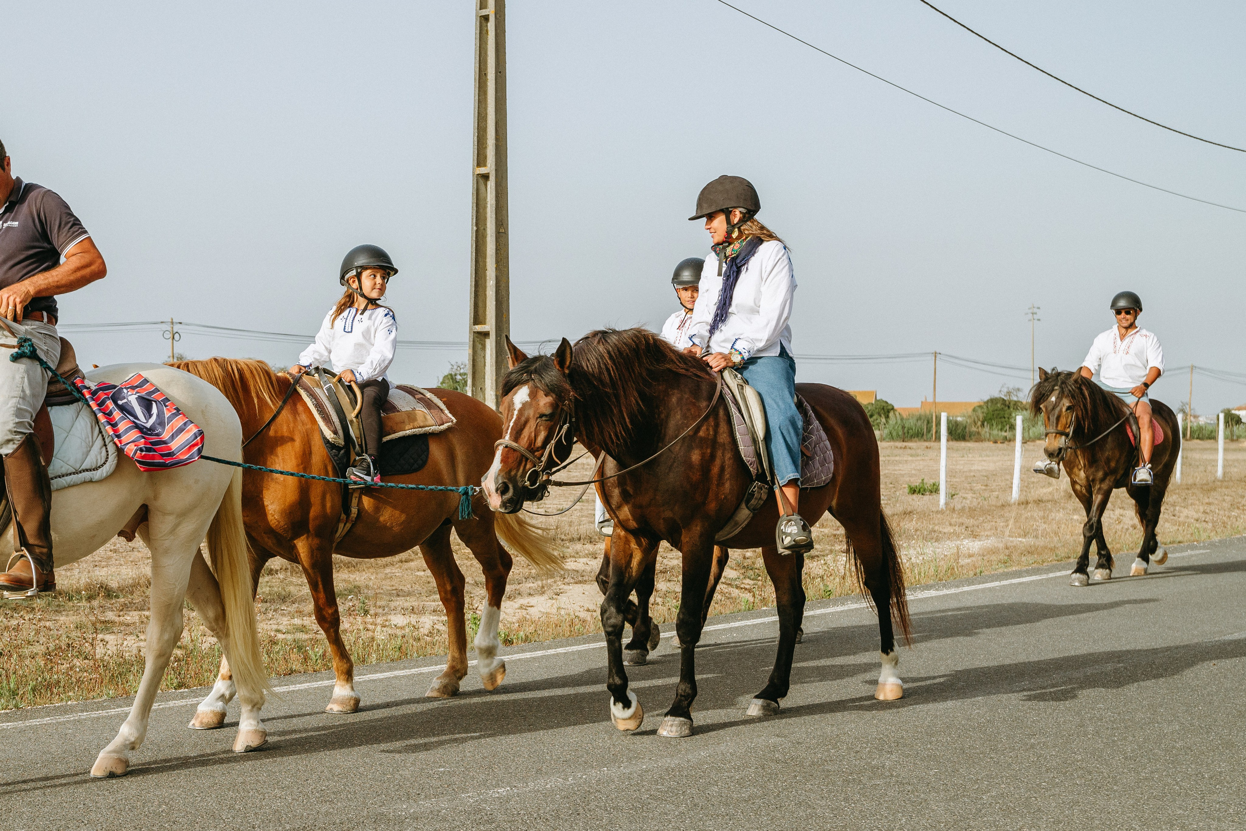 Marlene & Tiago com filhos. Passeios a Cavalo na Praia Peniche | Eco Salgados Agroturismo