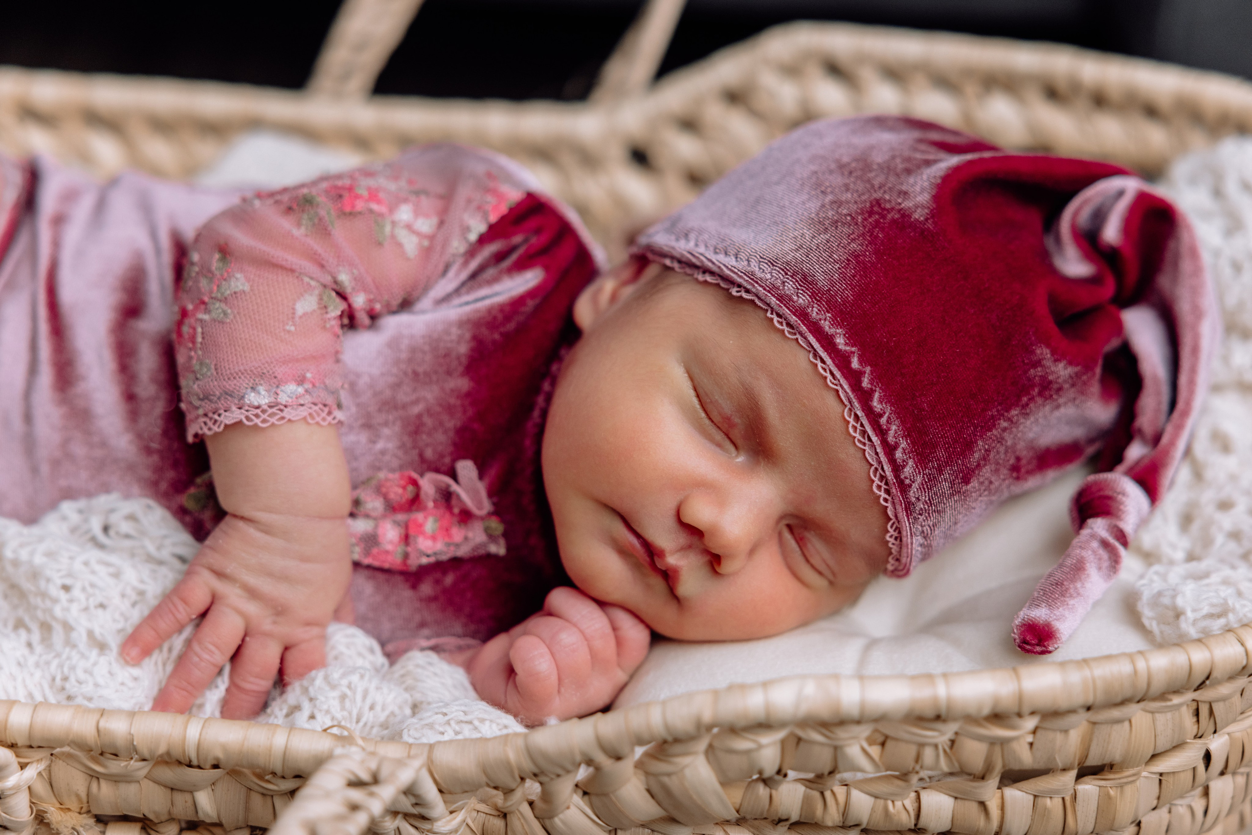 Neugeborenes in weicher Decke – friedliches Shooting zuhause in Bayern