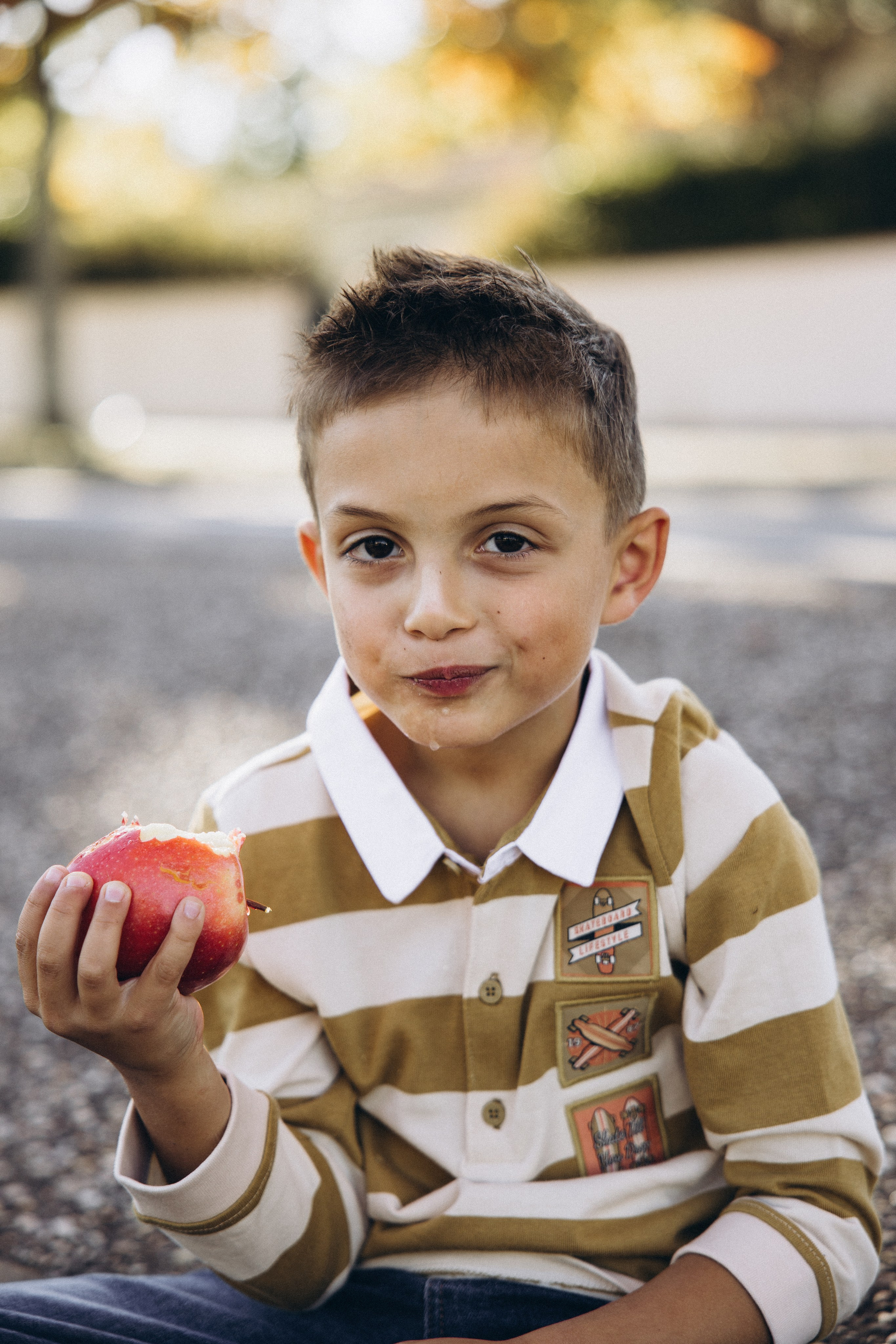 Autumn mother-son family photoshoot in Toulouse. Eugenie Smirnova — wedding, corporate and lifestyle photographer in Toulouse and Southwest France