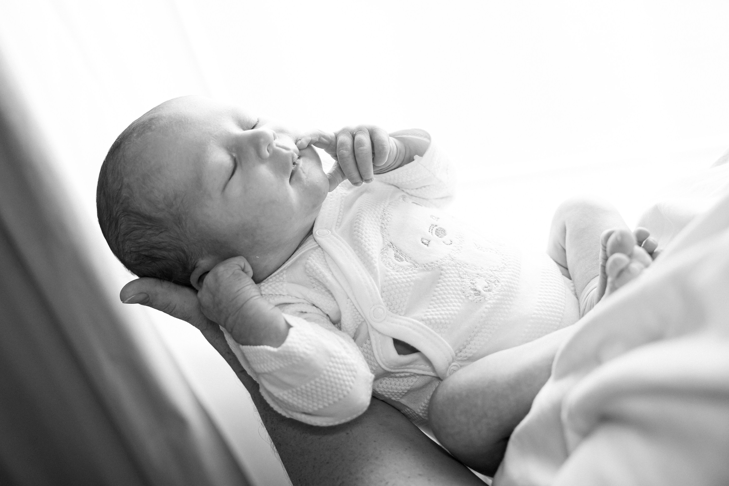 Novorozenecké focení doma — přirozené fotografie plné lásky. Lifestyle a rodinná fotografka v Pisku Oxana Telupilova