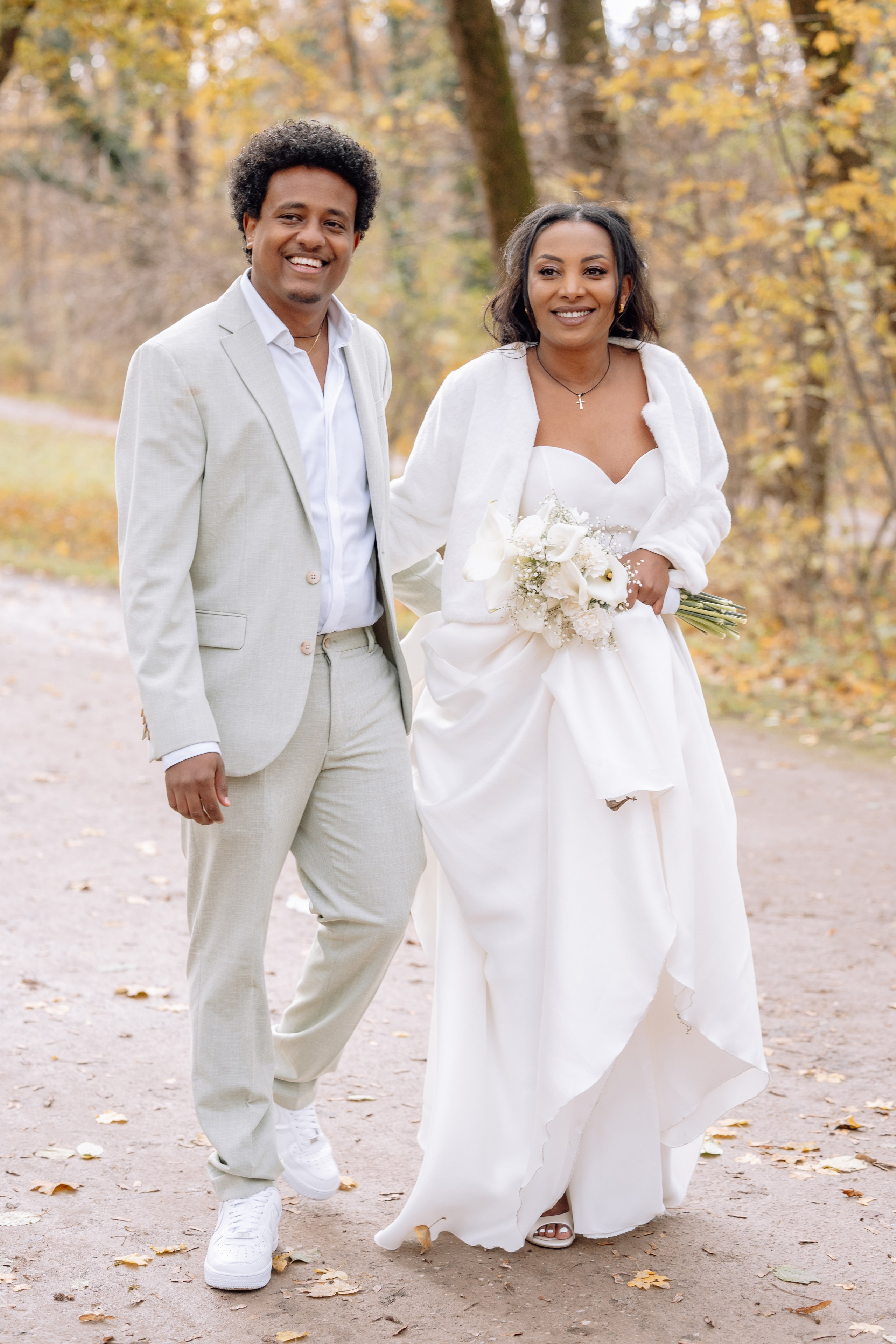 Brautpaar spaziert Hand in Hand im Englischen Garten – romantische Szene nach Standesamt Schwabing