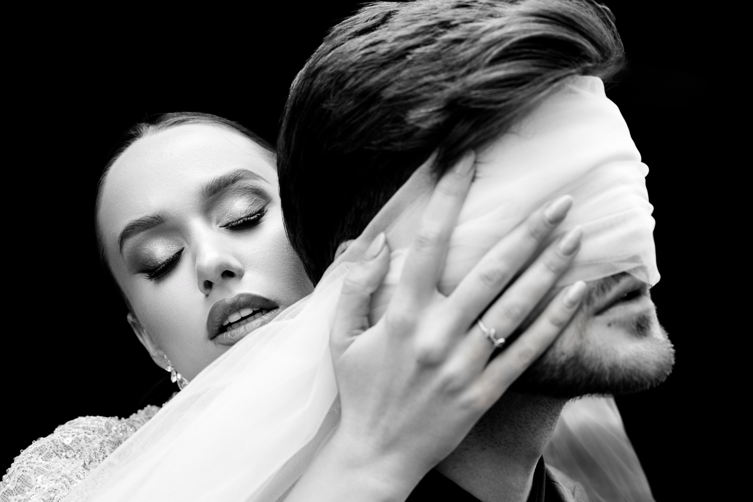 Cuplu în ipostază intimă, fotografiați în stil editorial alb-negru