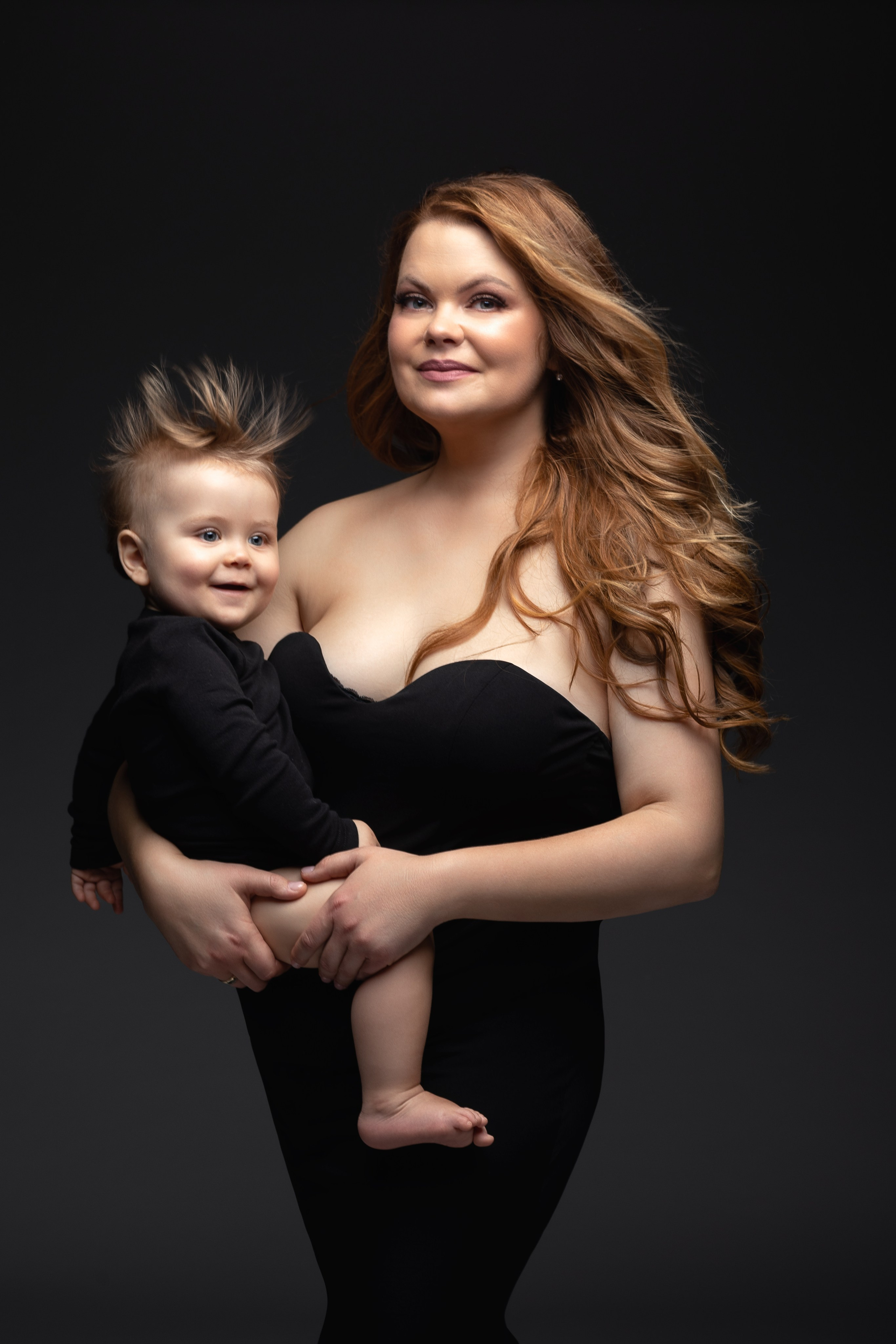 Geschwisterfotografie Oftersheim – zwei Geschwister spielen zusammen im Fotostudio, LAV Fotostudio