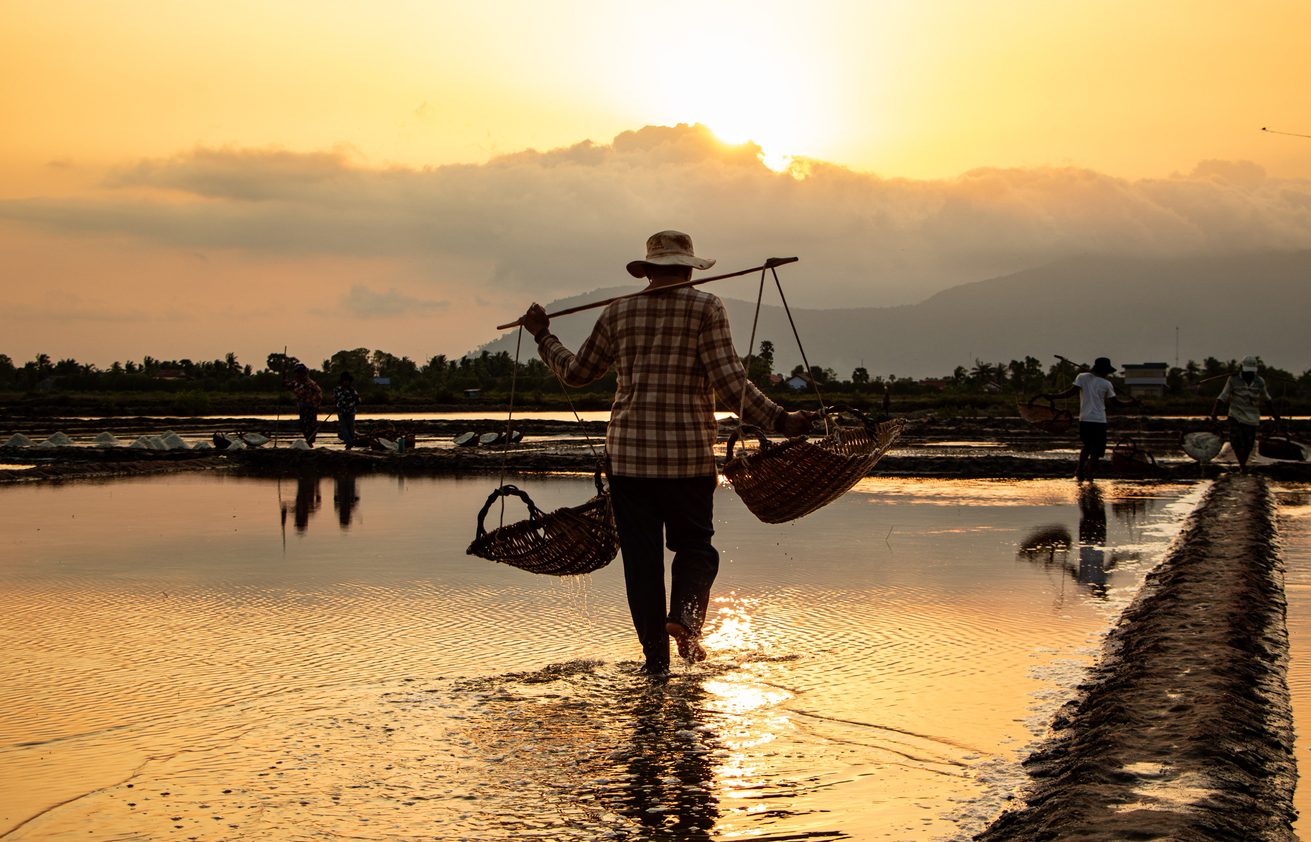 Un villageois récoltant du sel dans la province de Kampot, où les habitants des zones agricoles sont parmi les premières victimes des mines, qui continuent de poser un danger majeur pour les populations locales.