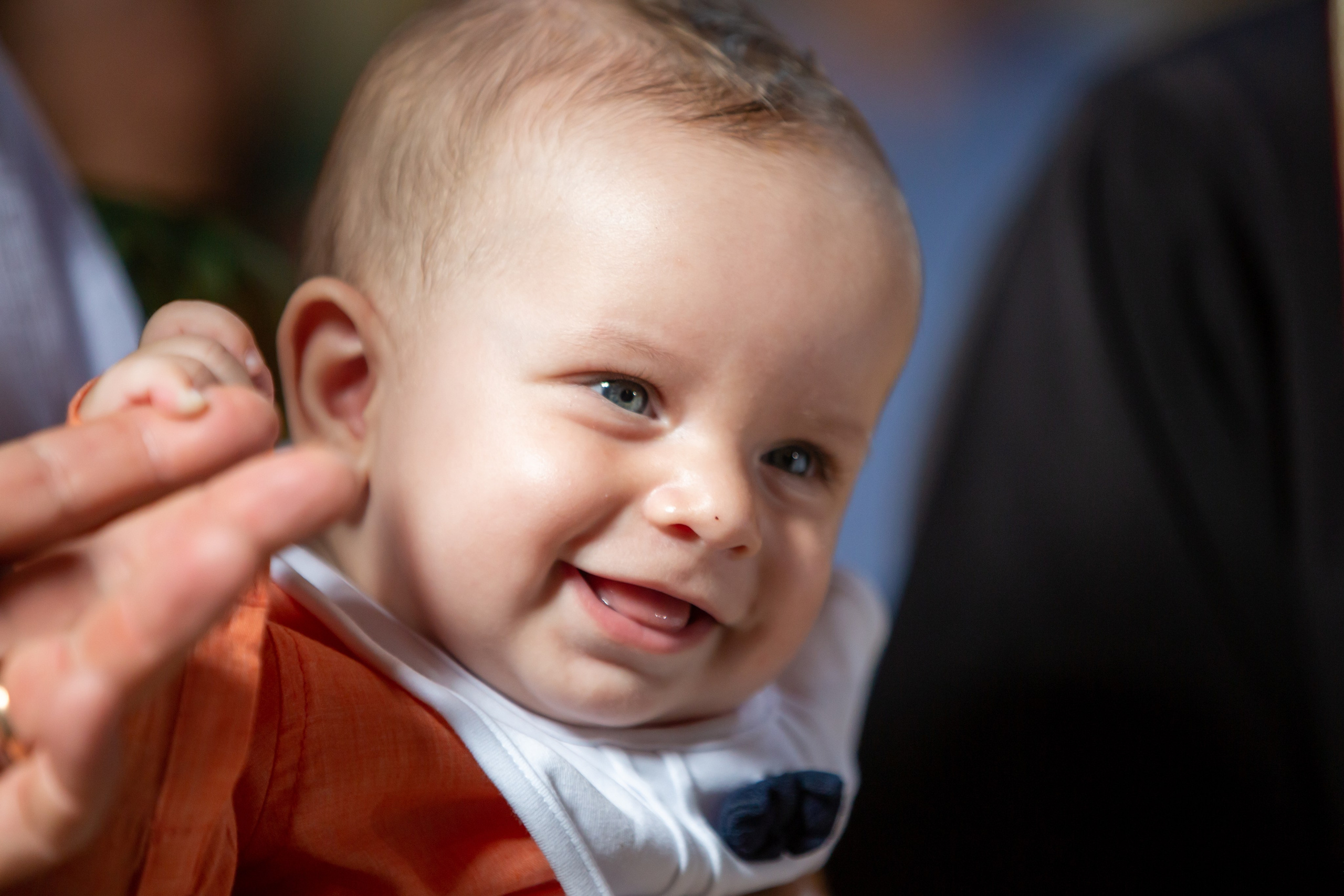 “Bebeluș botezat în biserică, ținut în brațe de nași”	•	“Detaliu cu lumânarea de botez decorată cu flori albe”	•	“Părinți emoționați alături de copilul lor la ceremonia de botez”	•	“Masa festivă de botez cu decor tematic și tort personalizat”	•	“Momentul în care preotul toarnă apă sfințită pe fruntea bebelușului”	“Bebeluș în rochie albă de botez, zâmbind în brațele mamei”	•	“Detaliu cu cruciulița de botez așezată pe o pernă de satin”	•	“Părinți și nași aprinzând lumânările în timpul ceremoniei de botez”	•	“Tort de botez decorat cu figurine tematice și numele copilului”	•	“Copil botezat dormind liniștit în pătuțul decorat festiv”	•	“Momentul în care preotul binecuvântează copilul în fața altarului”	•	“Invitați adunându-se în jurul mesei festive la petrecerea de botez”	•	“Bebeluș ținând în mână o jucărie personalizată primită la botez”	•	“Familie fericită pozând împreună după ceremonia de botez”	•	“Decor tematic cu baloane și flori la locația petrecerii de botez” fotograf Botoșani fotograf evenimente fotograf botez Alin Chirila fotograf alinofotostudio,- Preotul ținându-l pe micuțul Mathias Gabriel la botez, în biserica Înălțarea Domnului, Copălău  - Detalii de la botezul lui Mathias – lumânare, trusou și icoană  - Familia lui Mathias Gabriel alături de micuț, în ziua botezului  - Portret emoționant cu mama și bebelușul în brațe, în biserică,fotograf profesionist evenimente Botoșani, Iași, Suceava, Fălticeni, Bacău, Pașcani, Roman - AlinoFotoStudio by Alin Chirilă - servicii foto nuntă, botez, cununie, ședințe foto creative, albume personalizate, fotografii emoționante și calitative pentru cele mai importante momente din viață,fotograf nuntă Botoșani Alin Chirilă,  ședință foto botez Iași - AlinoFotoStudio,  servicii fotograf profesionist evenimente Suceava,  fotograf cununie civilă Fălticeni - Alin Chirilă,  album foto nuntă personalizat Bacău.“Bebeluș botezat în biserică, ținut în brațe de nași”	•	“Detaliu cu lumânarea de botez decorată cu flori albe”	•	“Părinți emoționați alături de copilul lor la ceremonia de botez”	•	“Masa festivă de botez cu decor tematic și tort personalizat”	•	“Momentul în care preotul toarnă apă sfințită pe fruntea bebelușului”	“Bebeluș în rochie albă de botez, zâmbind în brațele mamei”	•	“Detaliu cu cruciulița de botez așezată pe o pernă de satin”	•	“Părinți și nași aprinzând lumânările în timpul ceremoniei de botez”	•	“Tort de botez decorat cu figurine tematice și numele copilului”	•	“Copil botezat dormind liniștit în pătuțul decorat festiv”	•	“Momentul în care preotul binecuvântează copilul în fața altarului”	•	“Invitați adunându-se în jurul mesei festive la petrecerea de botez”	•	“Bebeluș ținând în mână o jucărie personalizată primită la botez”	•	“Familie fericită pozând împreună după ceremonia de botez”	•	“Decor tematic cu baloane și flori la locația petrecerii de botez” fotograf Botoșani fotograf evenimente fotograf botez Alin Chirila fotograf alinofotostudio.fotograf botez Amelis Maria, fotografie botez Botoșani, fotograf Alin Chirilă, amintiri botez, fotografii botez, botez Amelis Maria, fotograf copii, fotografie botez în Botoșani,