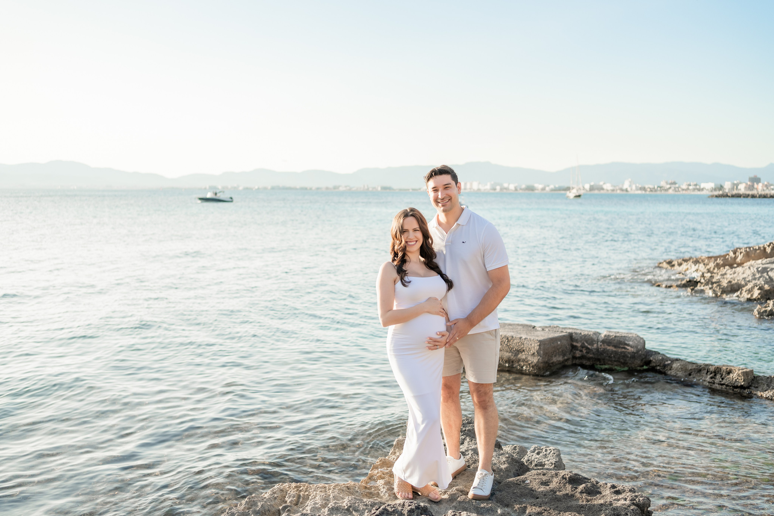 Maternity Photoshoot by the Sea in Mallorca – Natural & Timeless Moments. Deine Fotografin auf Mallorca für Familien und Business