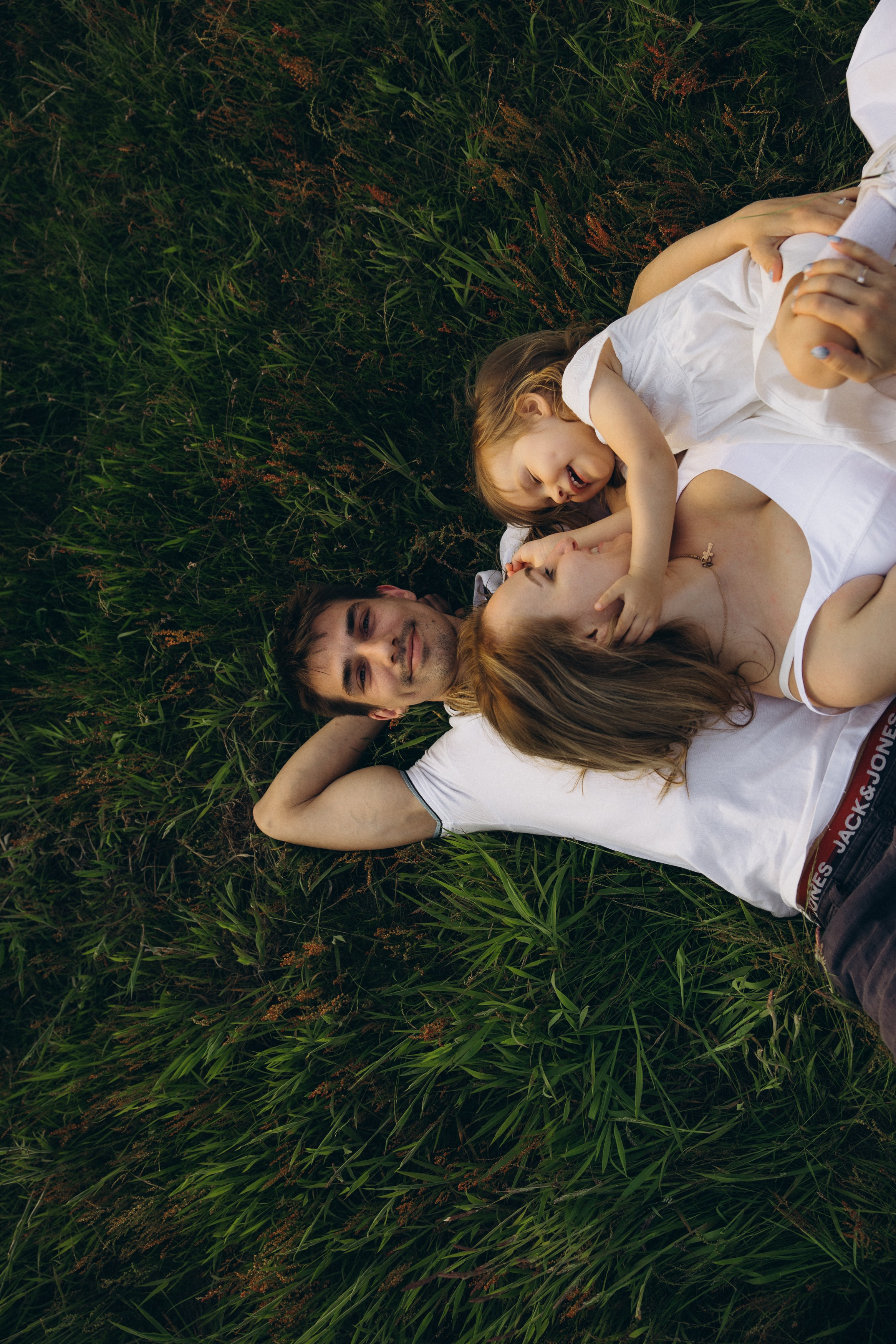 Familienshooting bei Sonnenuntergang. Familien & Hochzeitfotografin Nadja Holzmann