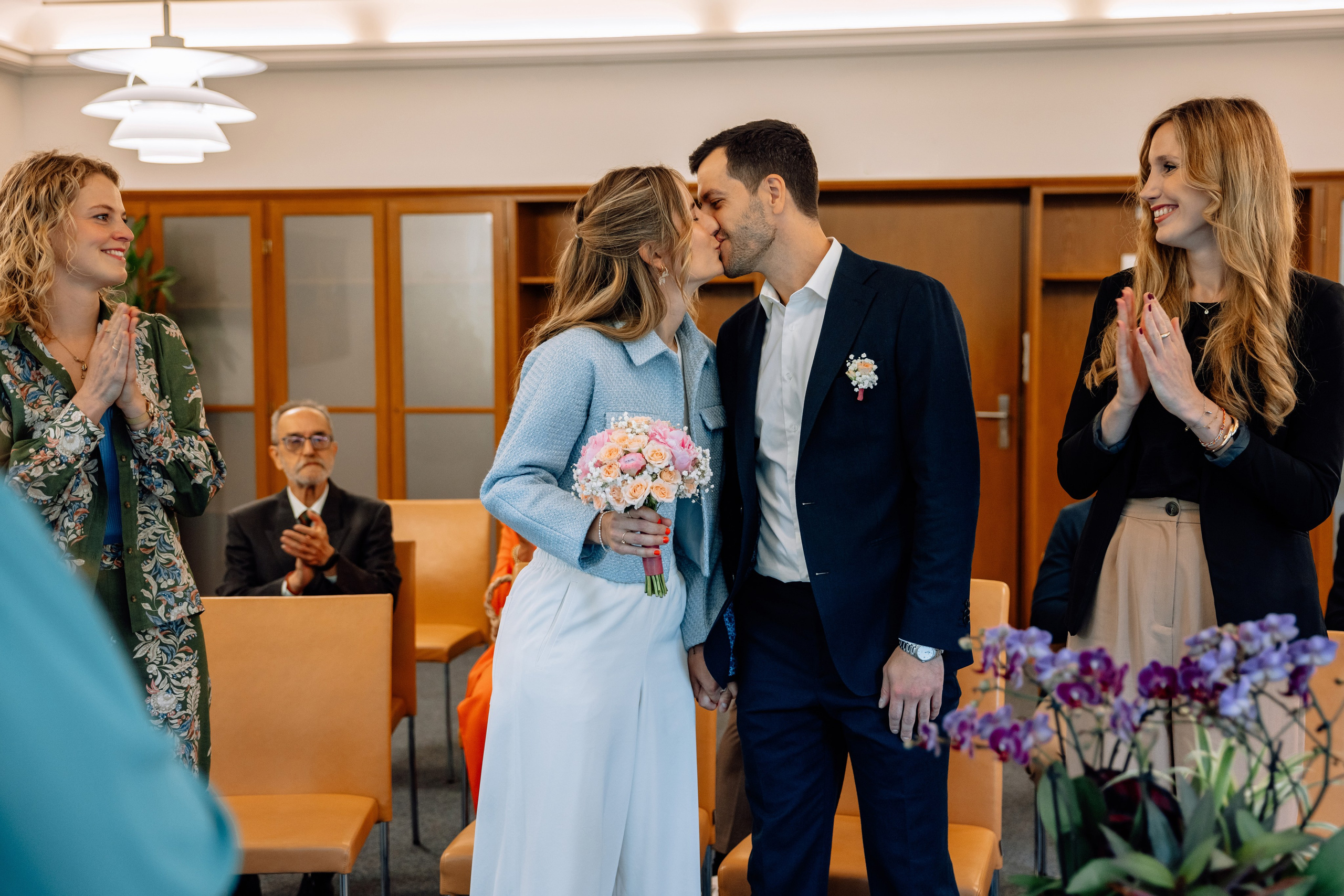 Braut und Bräutigam küssen sich – glücklicher Moment beim Verlassen Standesamt Schwabing