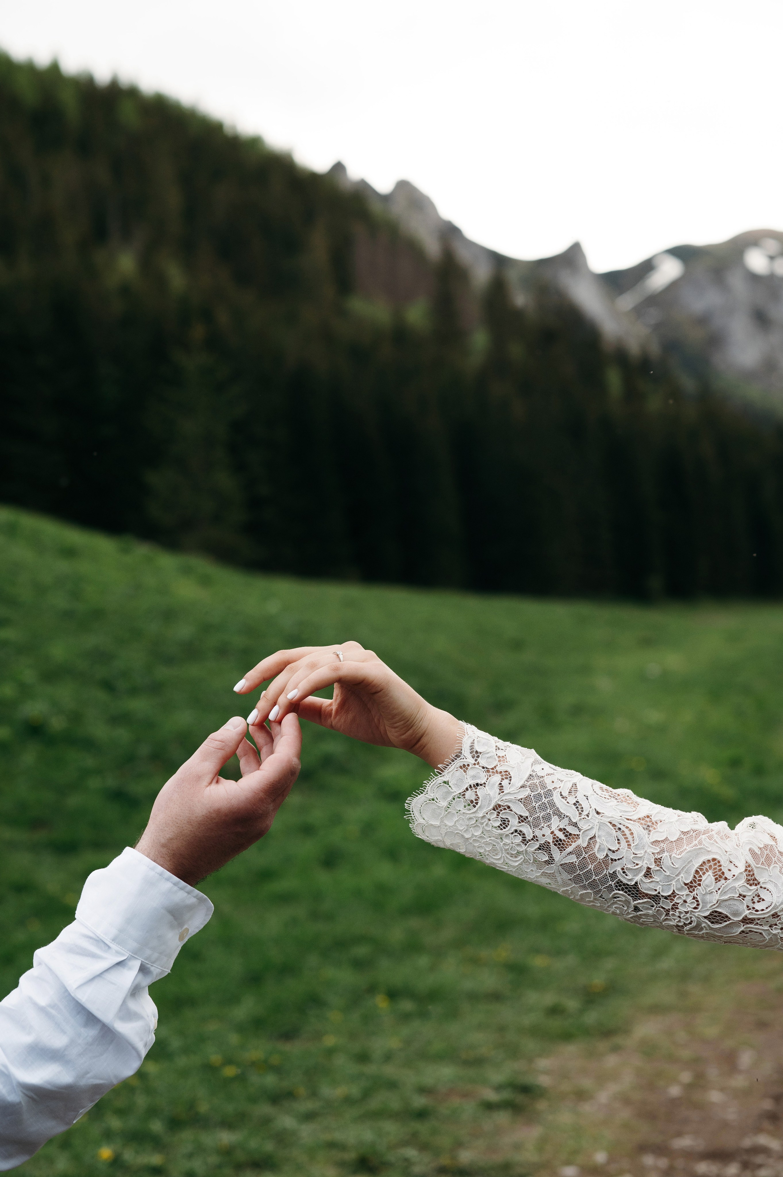 Hochzeitsfotoshooting in den Bergen | Natürliche & Romantische Hochzeitsbilder