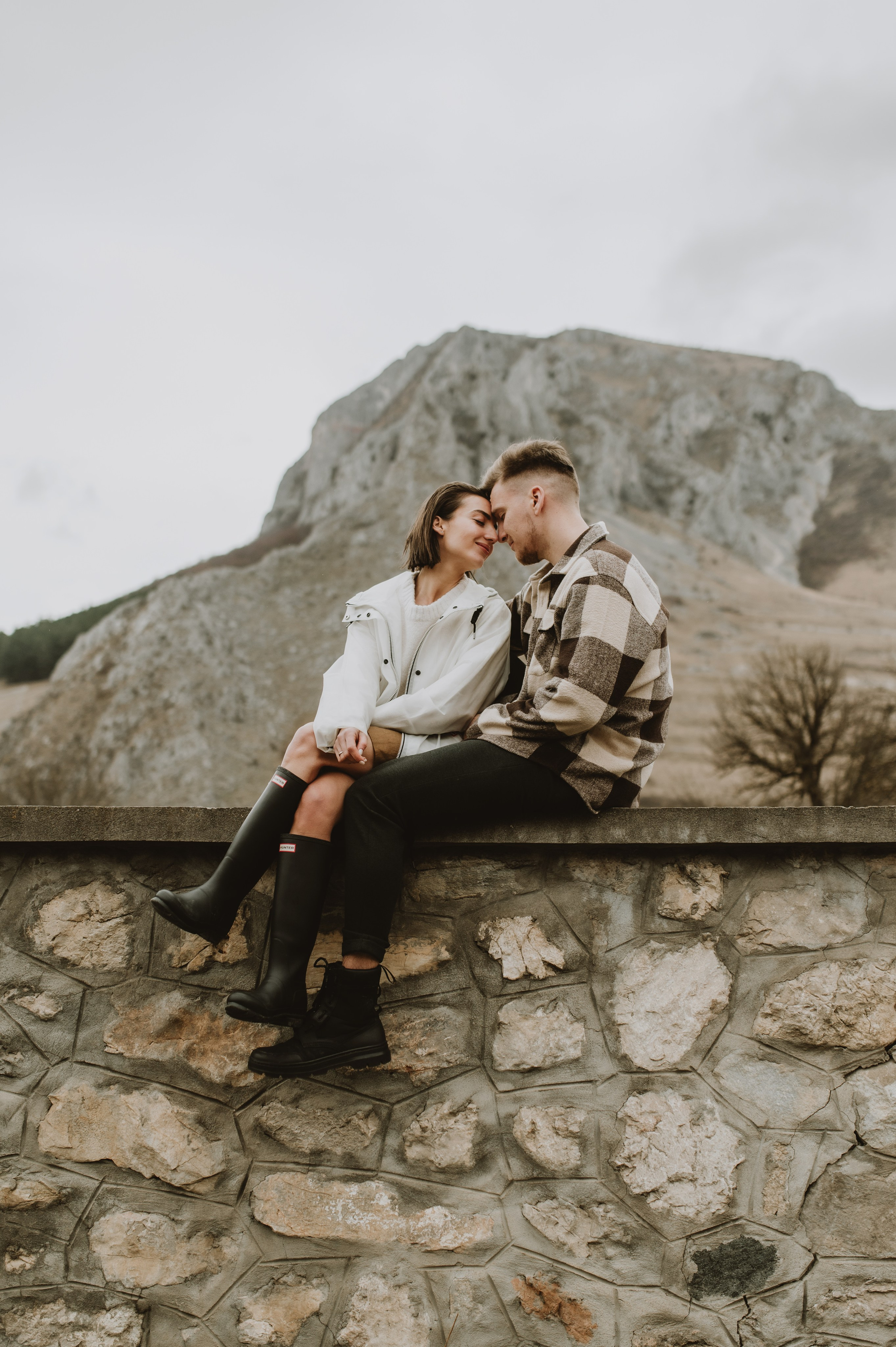 Sedinta foto de cuplu in munti, sedinta save the date pe munte. Proud Vision Weddings | Wedding Photography & Film — Servicii profesionale Foto Video Nunta Iasi