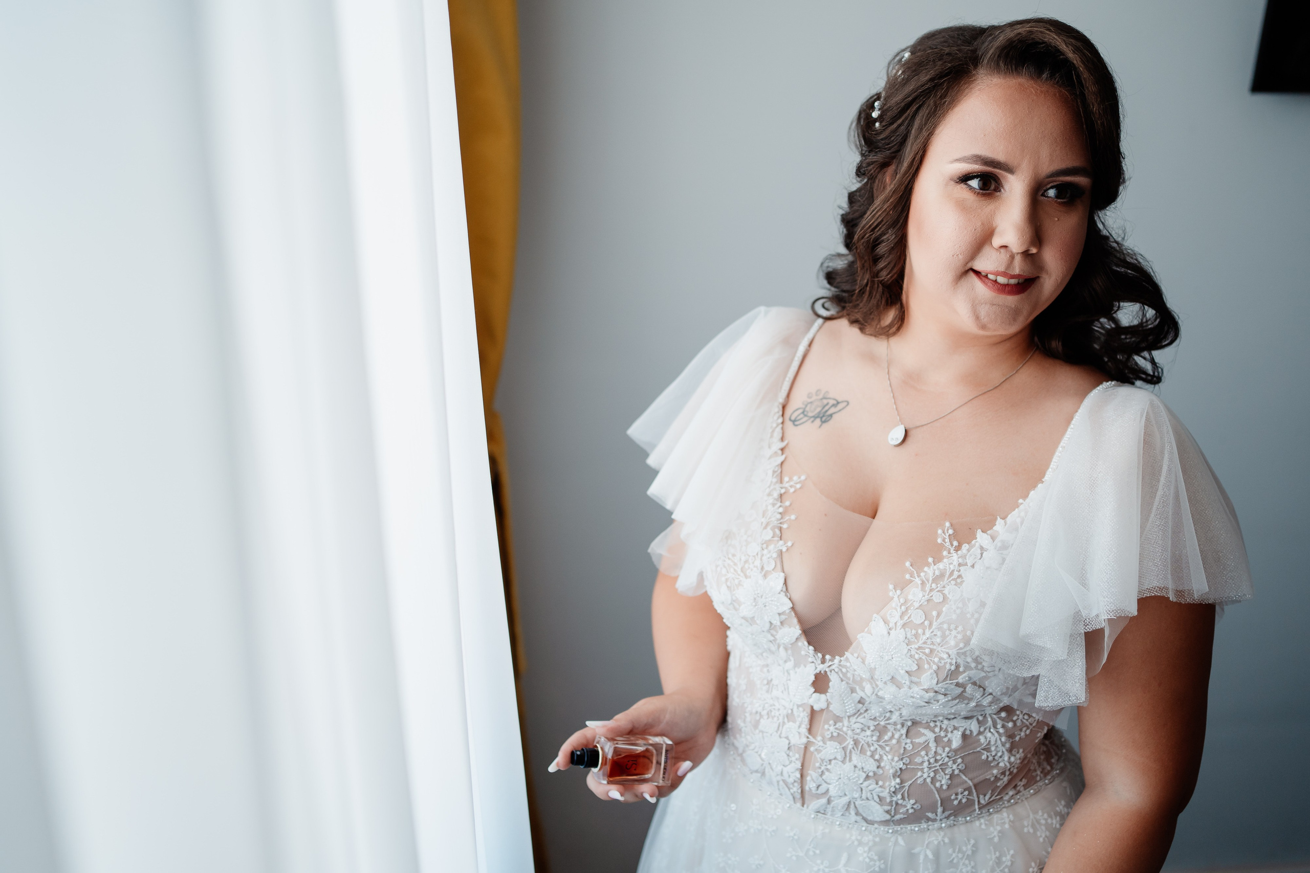 Moment emoționant între miri în ziua nunții, surprins într-un cadru natural și romantic, la Daimon Events. Fotografie de nuntă profesională, editată artistic pentru a evidenția emoția și eleganța evenimentului.