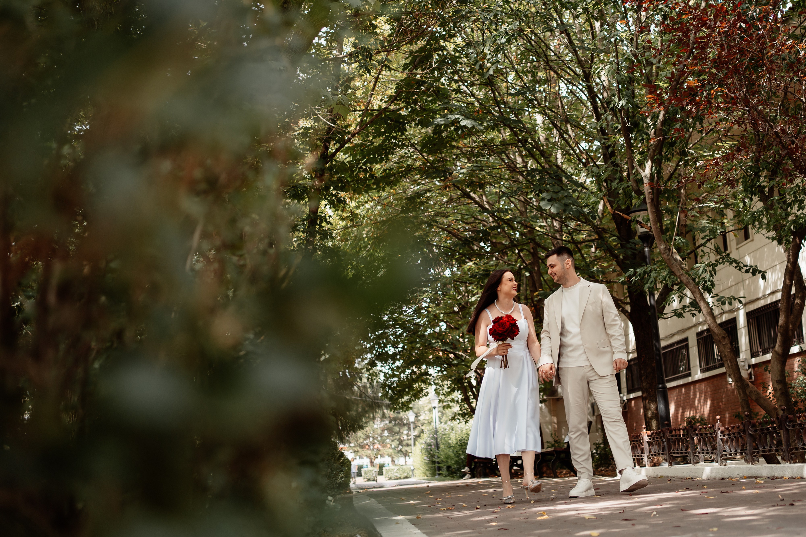 Miri fericiți în fața oficiului stării civile din Ilfov, celebrând începutul unei noi vieți împreună. Fotografie de cununie civilă, capturând naturalețea și bucuria momentului special.