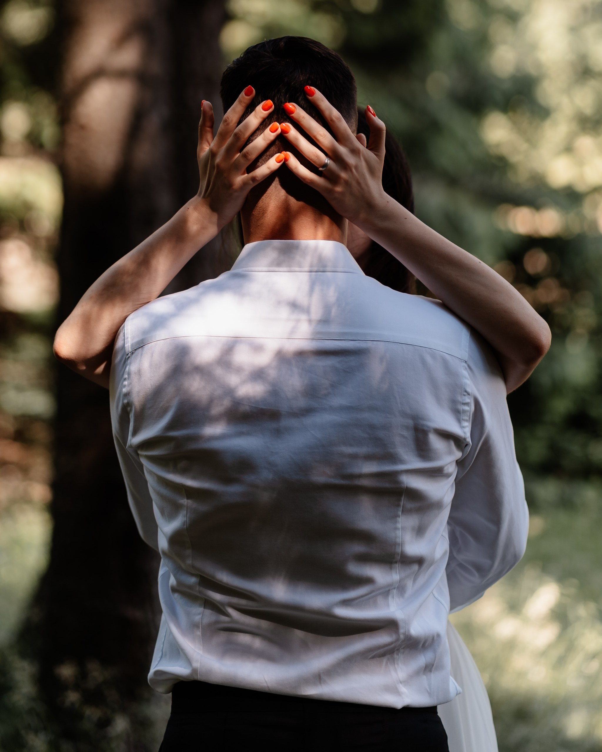 Moment emoționant între miri în ziua nunții, surprins într-un cadru natural și romantic, la Lacul Bolboci. Fotografie de nuntă profesională, editată artistic pentru a evidenția emoția și eleganța evenimentului.