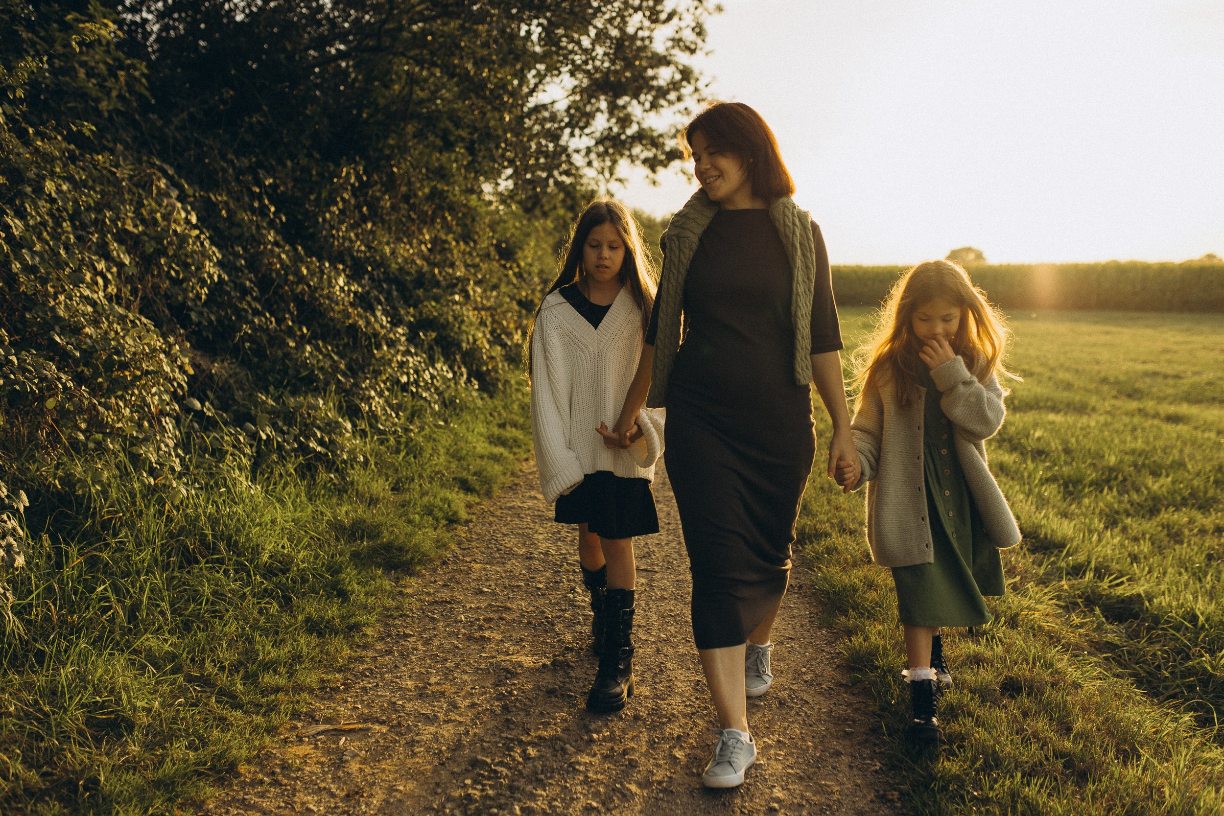 Mama und ihre zwei bezaubernden Töchter in einer familiären Fotosession. Familien & Hochzeitfotografin Nadja Holzmann