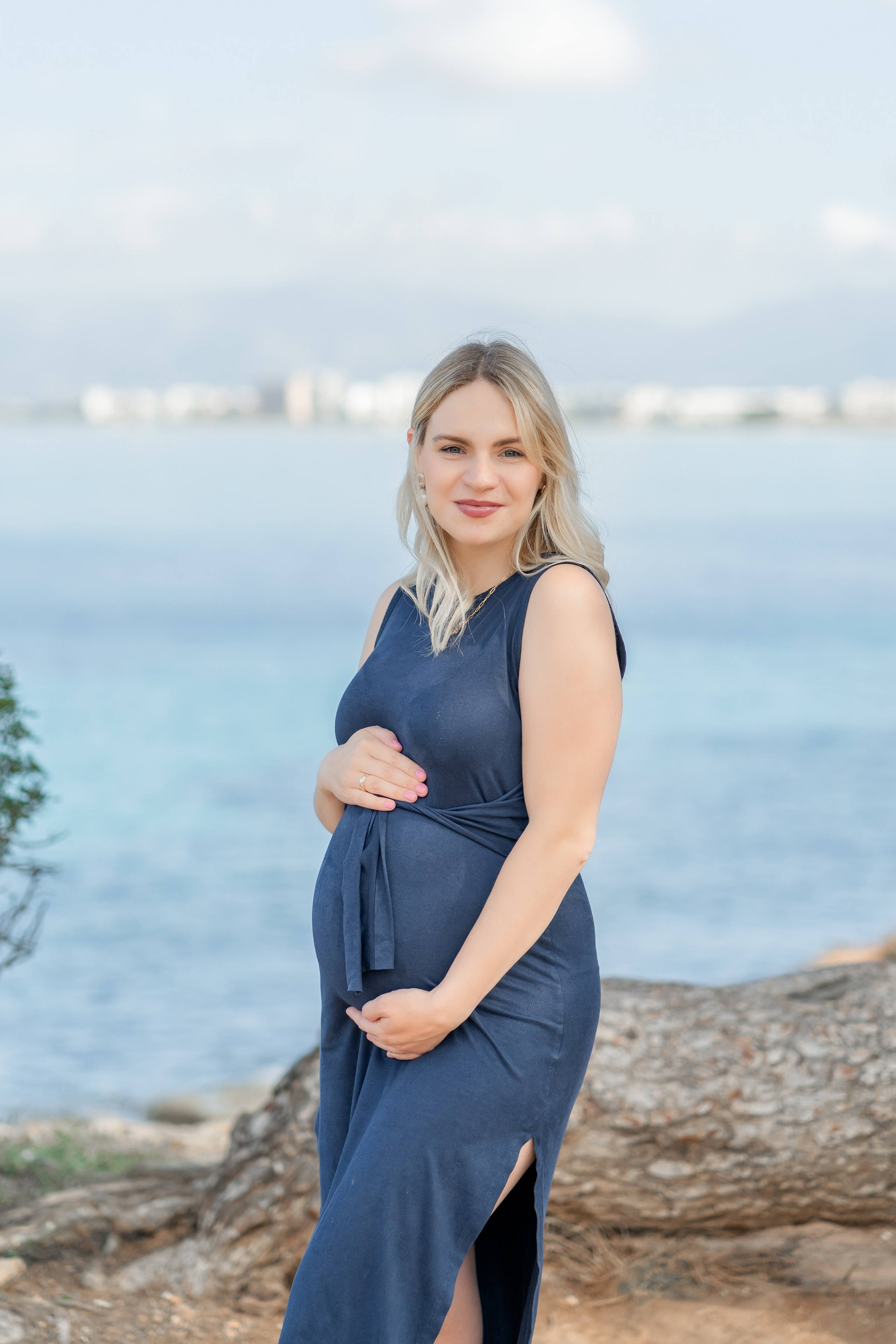 Babybauch-Shooting am Meer auf Mallorca mit Familie. Deine Fotografin auf Mallorca für Familien und Business