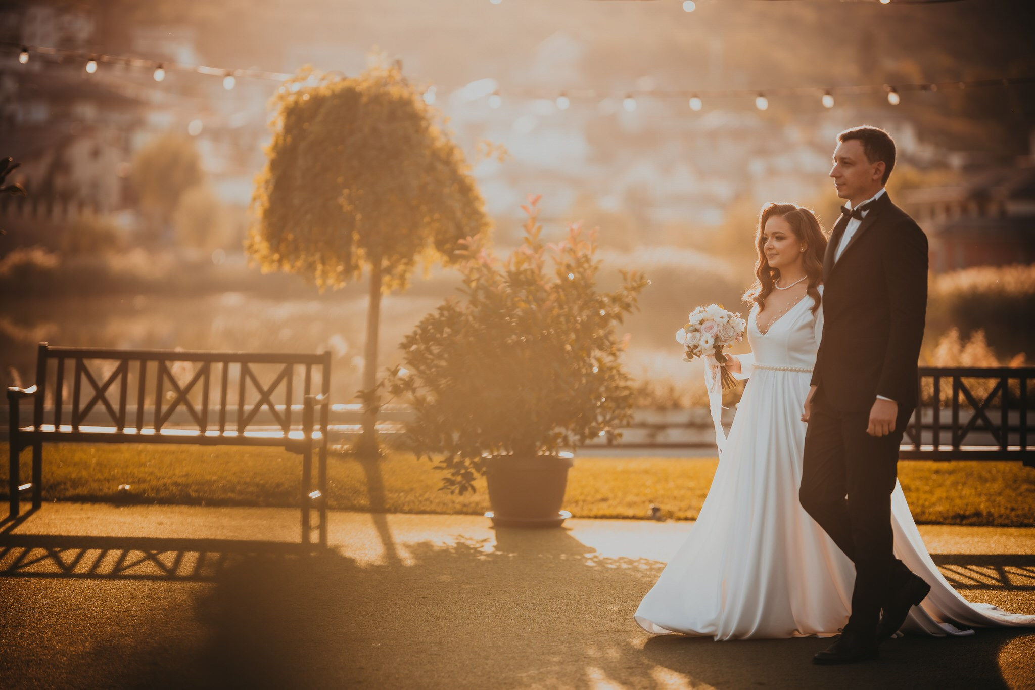 Fotograf profesionist de nuntă. Cu o abordare creativă și tehnici unice, spunem povestea voastră prin imagini pline de iubire și naturalețe. Descoperă arta fotografiei de nuntă . Fotograf Iasi, fotograf de nunta Suceava. Fotografii de nuntă. Pachet fotografii de nuntă. Fotograf Iasi, fotograf Suceava, fotograf Botosani, fotograf Romania. Servicii foto nuntă. Servicii foto-video.