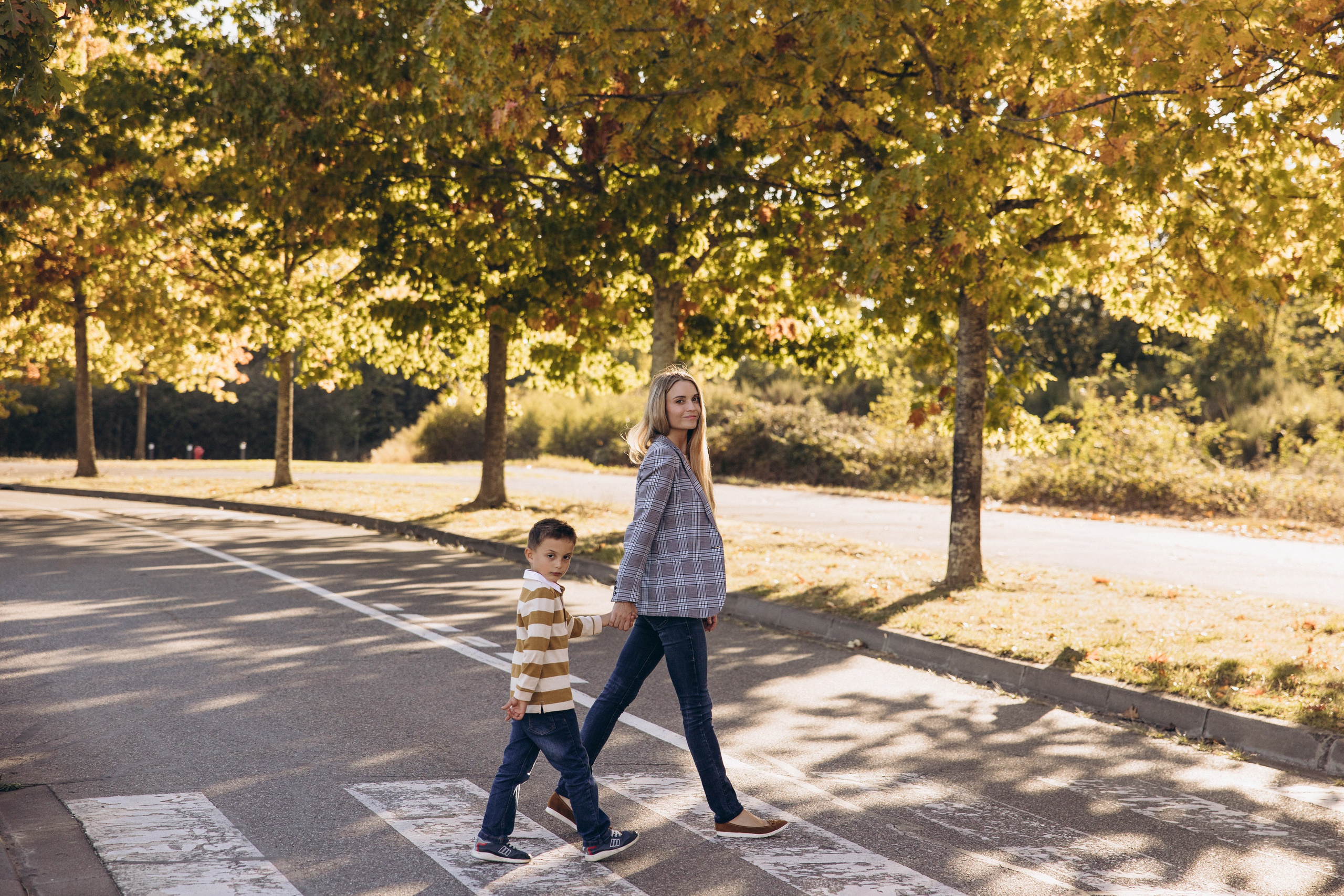 Autumn mother-son family photoshoot in Toulouse. Eugenie Smirnova — wedding, corporate and lifestyle photographer in Toulouse and Southwest France