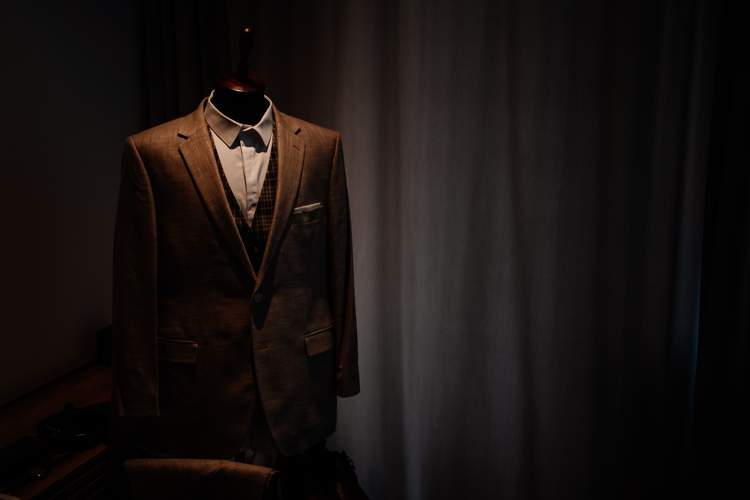 Moment emoționant între miri în ziua nunții, surprins într-un cadru natural și romantic, la Daimon Events. Fotografie de nuntă profesională, editată artistic pentru a evidenția emoția și eleganța evenimentului.