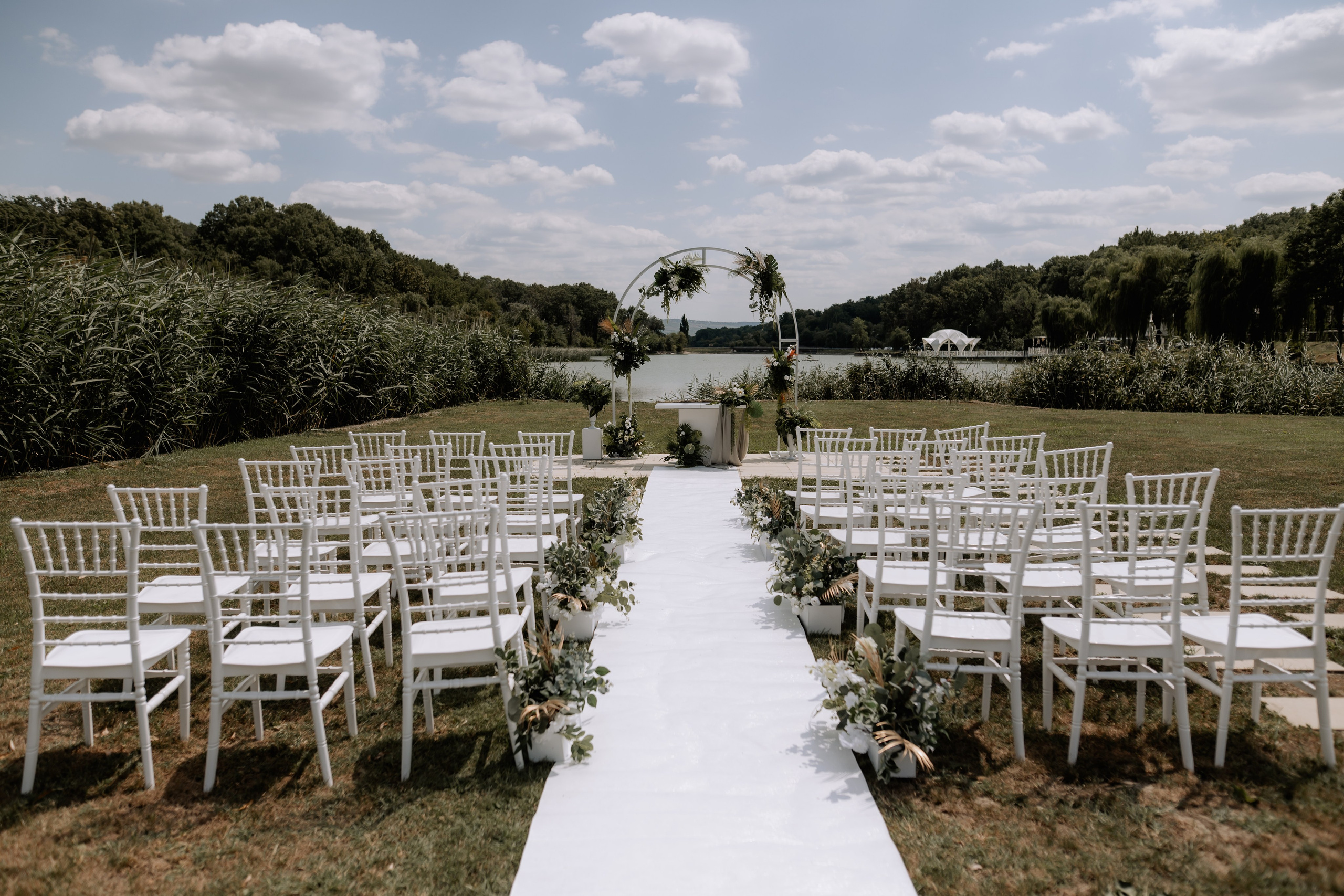 Cununie civila in aer liber , artificii de zi colorate , decor nunta , nunta la Hotel Traian. Proud Vision Weddings | Wedding Photography & Film — Servicii profesionale Foto Video Nunta Iasi