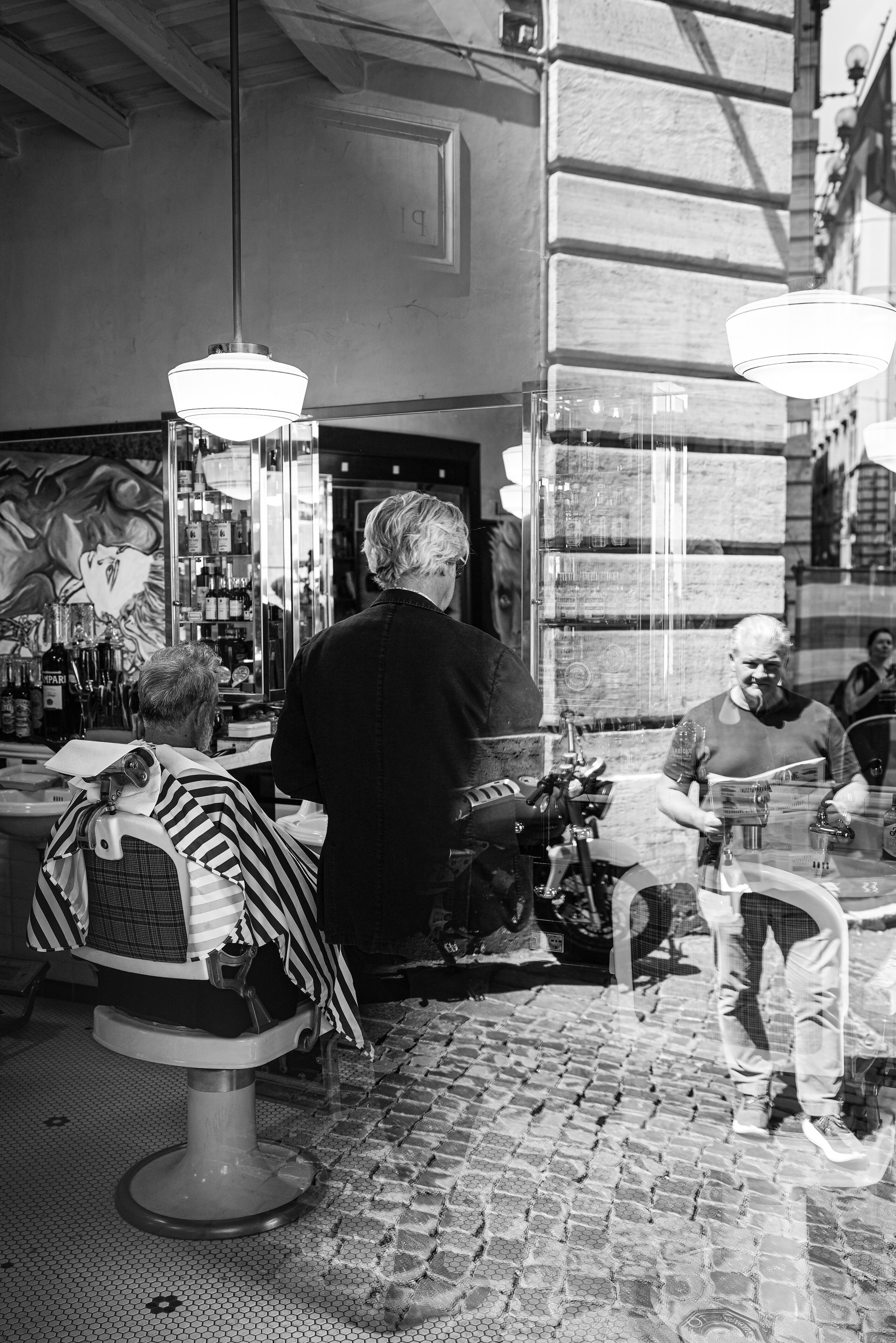 Римский Цирюльник Фото от Фотографа. Подарите своему мужчине красивую сьемку в аутентичном месте. Барбершоп в Риме.