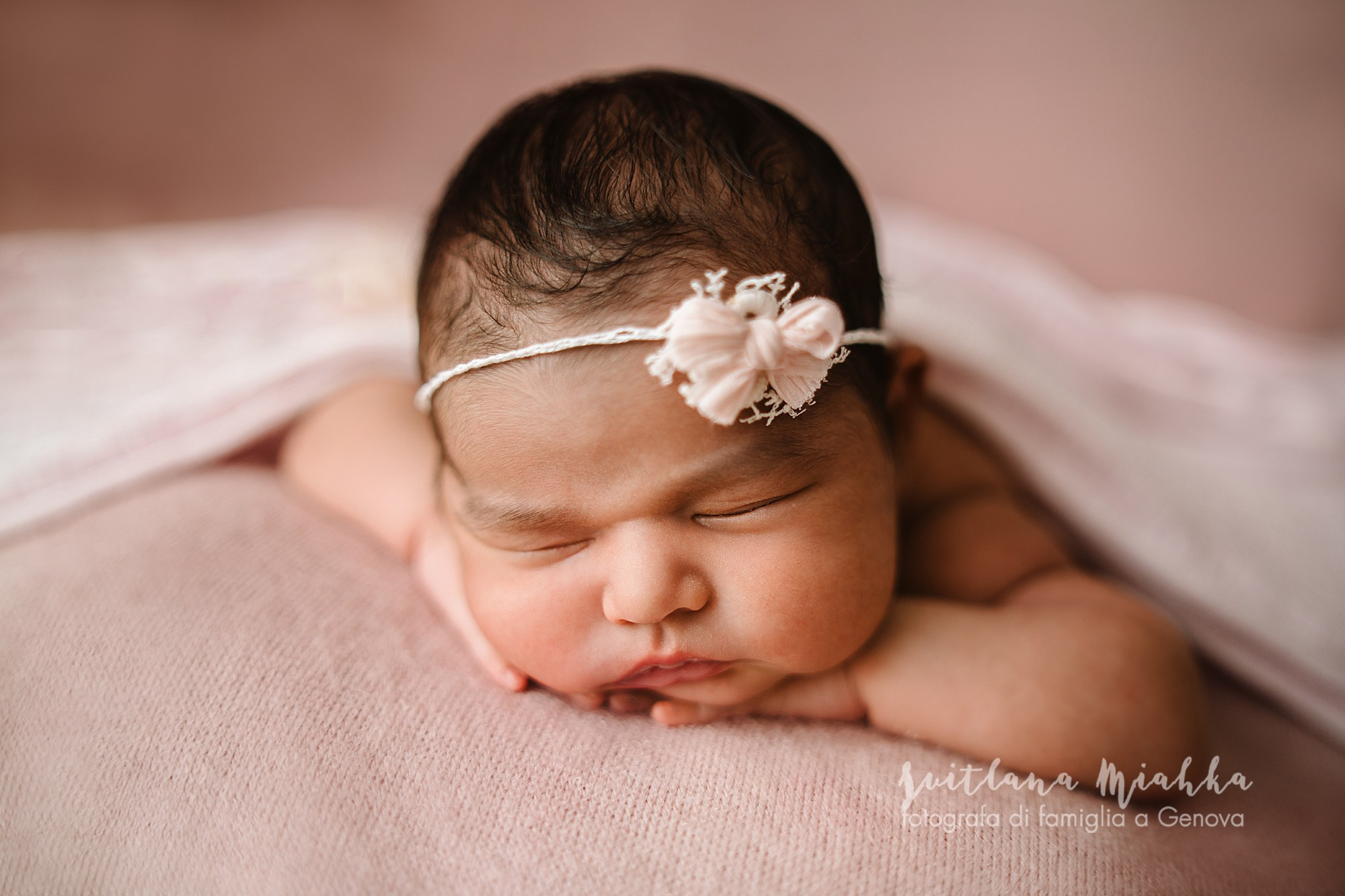 Newborn. Svitlana Miahka fotografa a Genova