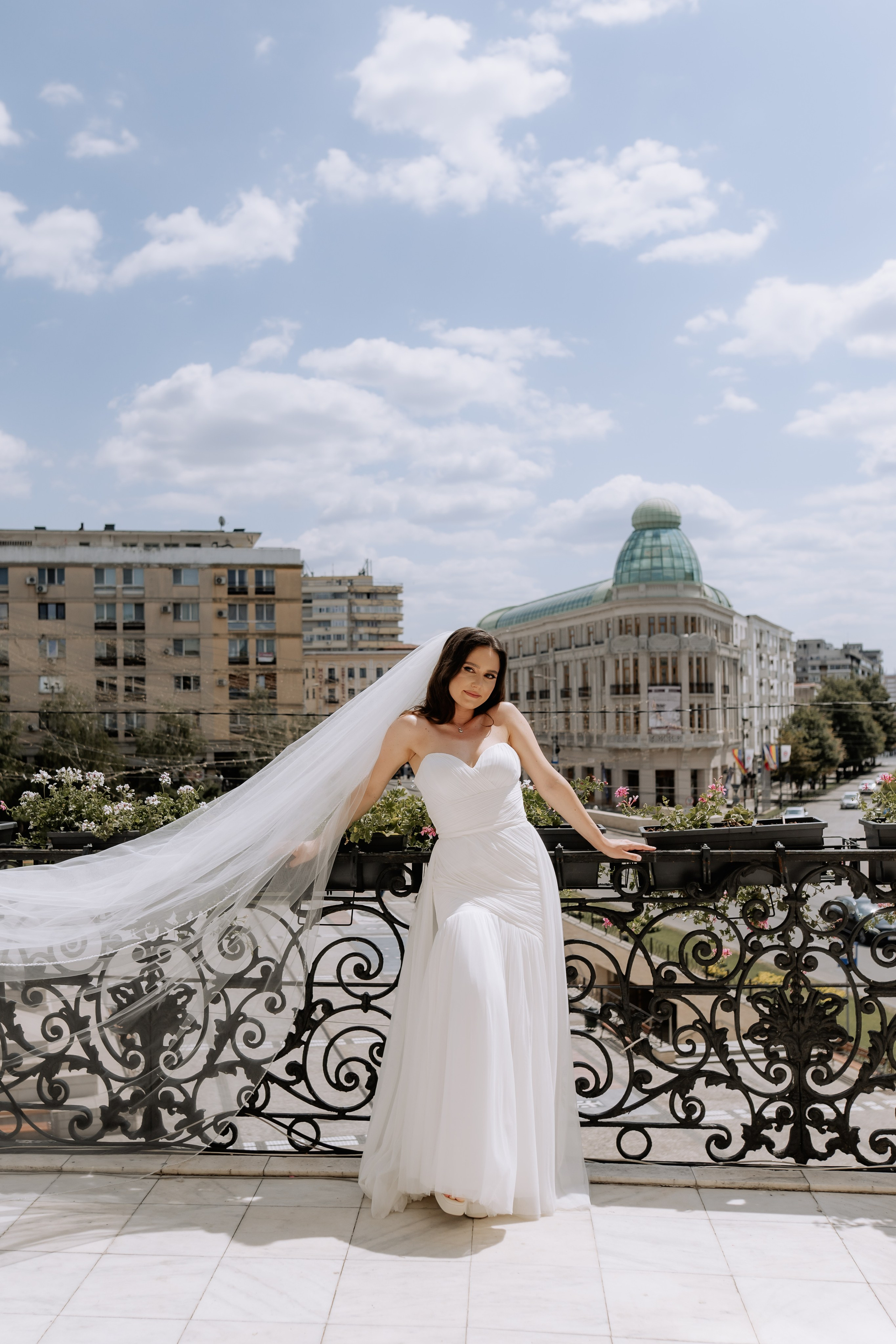 Cununie civila in aer liber , artificii de zi colorate , decor nunta , nunta la Hotel Traian. Proud Vision Weddings | Wedding Photography & Film — Servicii profesionale Foto Video Nunta Iasi